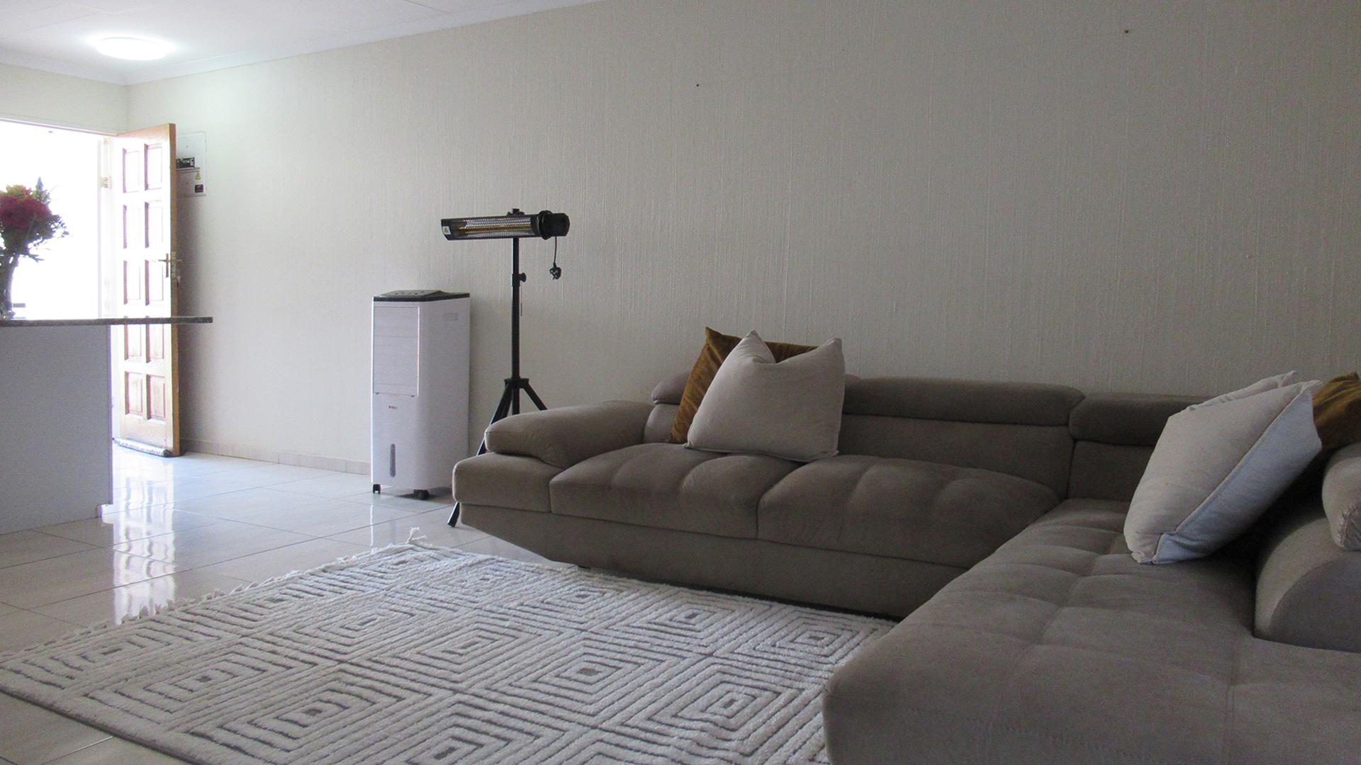 Lounges - 19 square meters of property in Sundowner