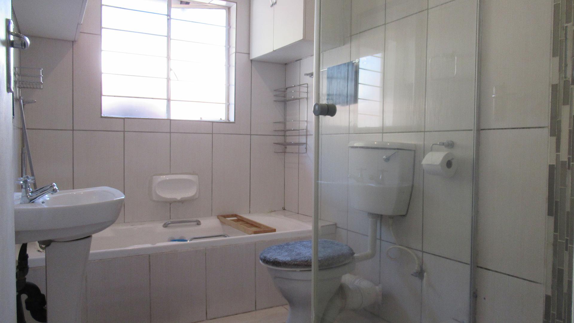 Bathroom 1 - 5 square meters of property in Sundowner