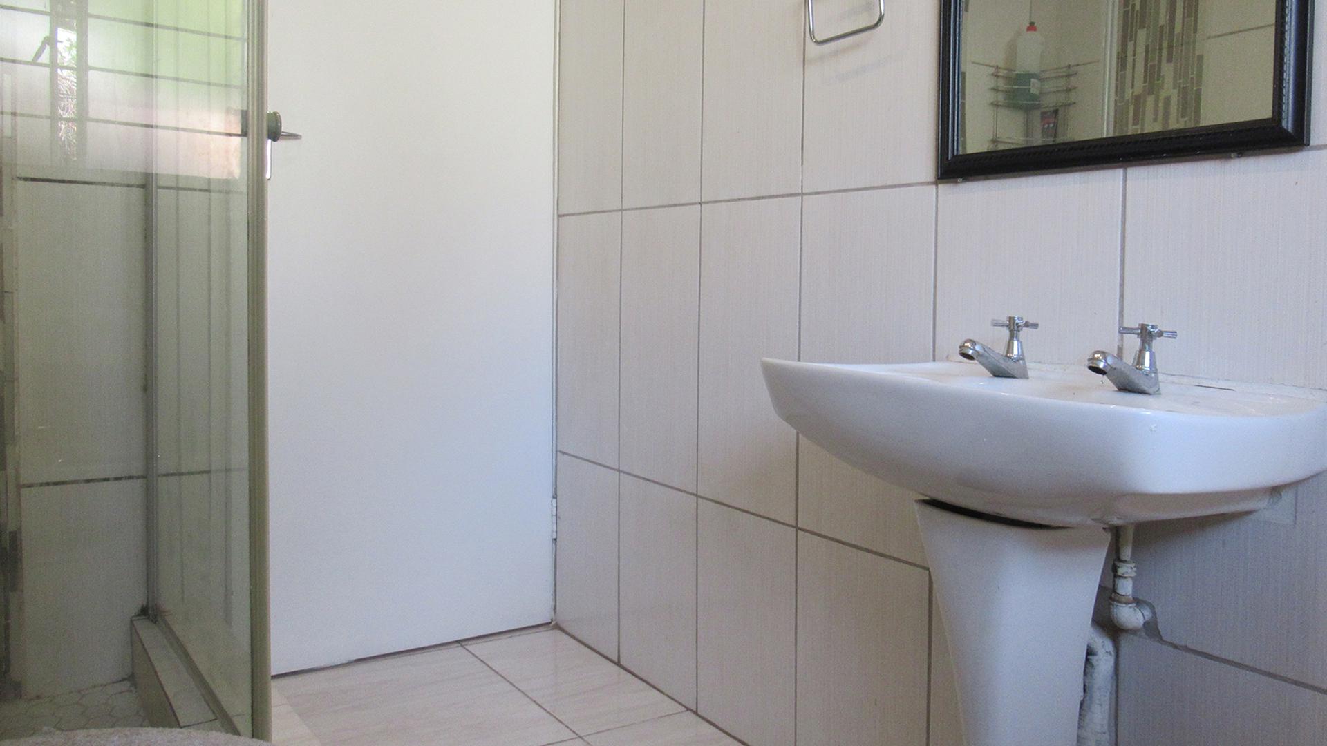 Bathroom 1 - 5 square meters of property in Sundowner