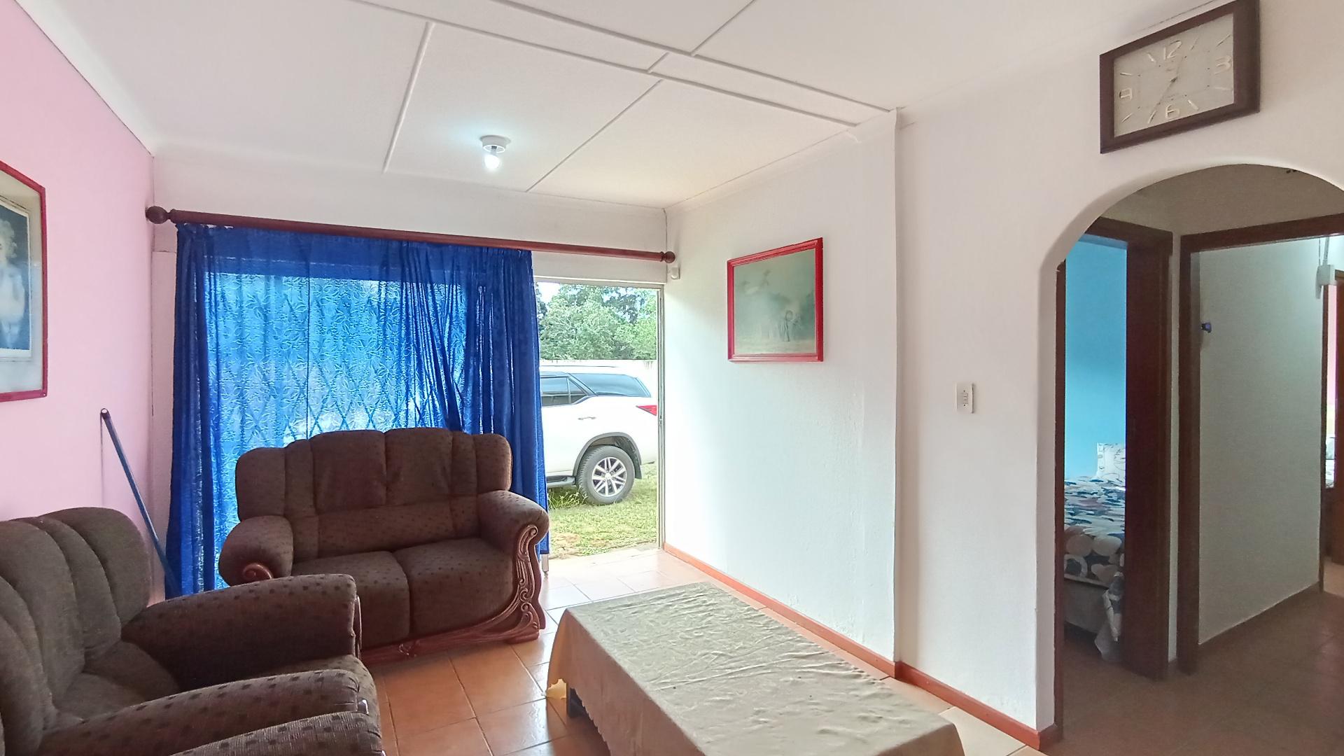 Lounges - 11 square meters of property in Umzumbe