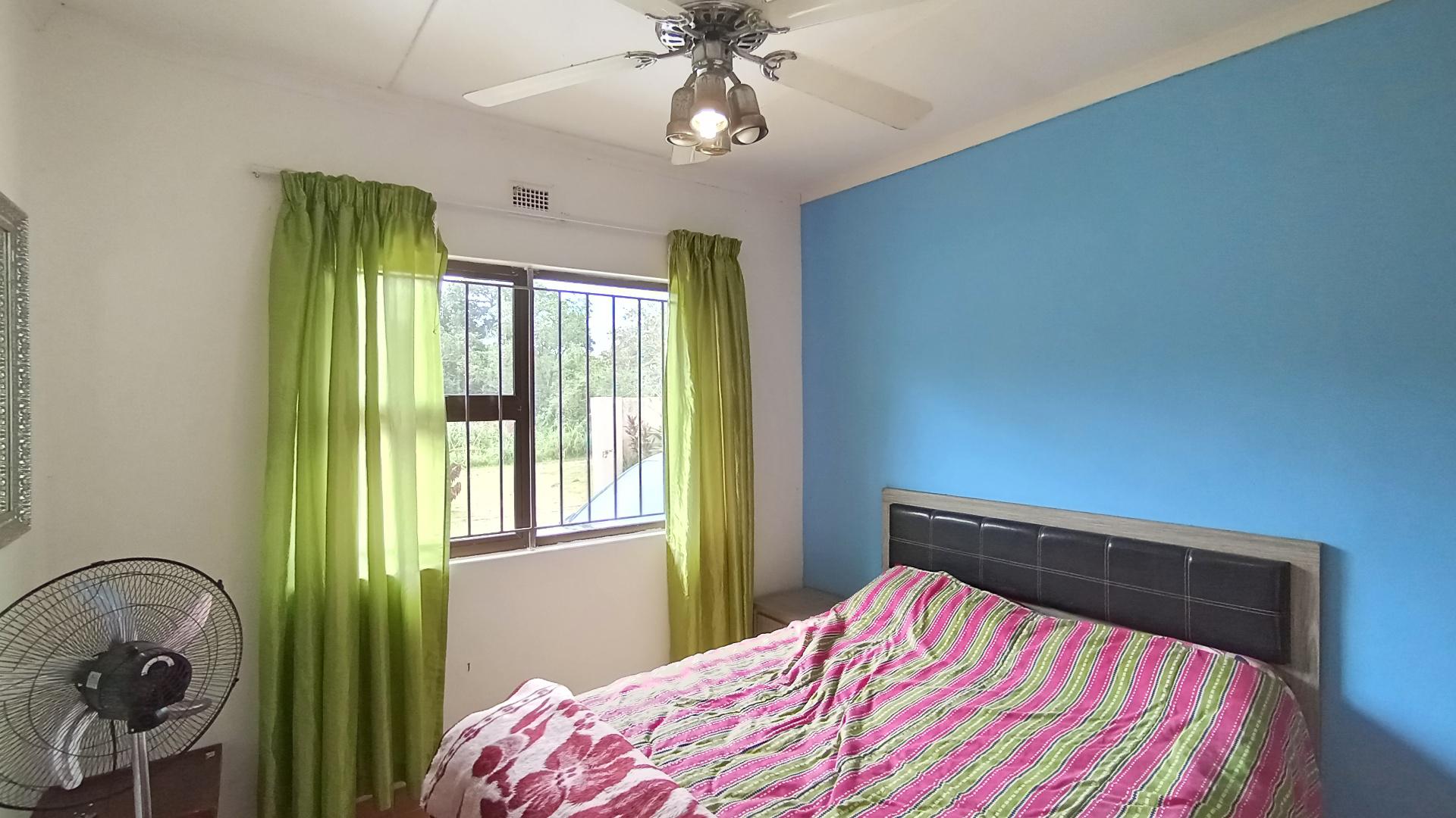 Bed Room 3 - 10 square meters of property in Umzumbe