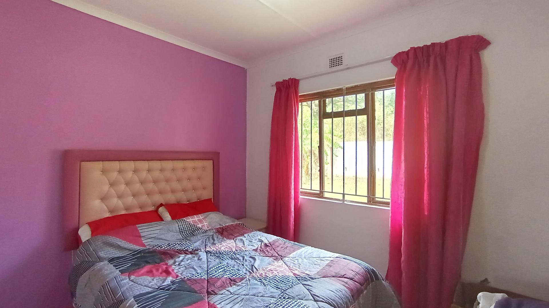 Bed Room 4 - 10 square meters of property in Umzumbe