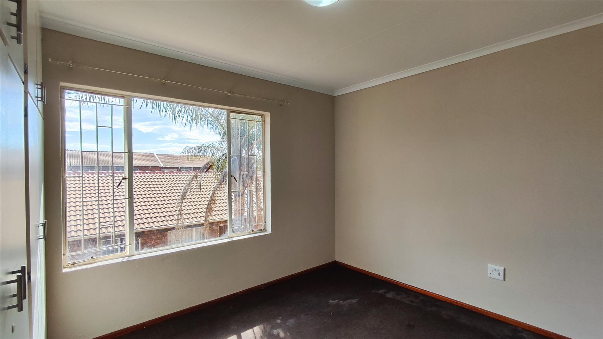 Bed Room 1 - 14 square meters of property in Bardene