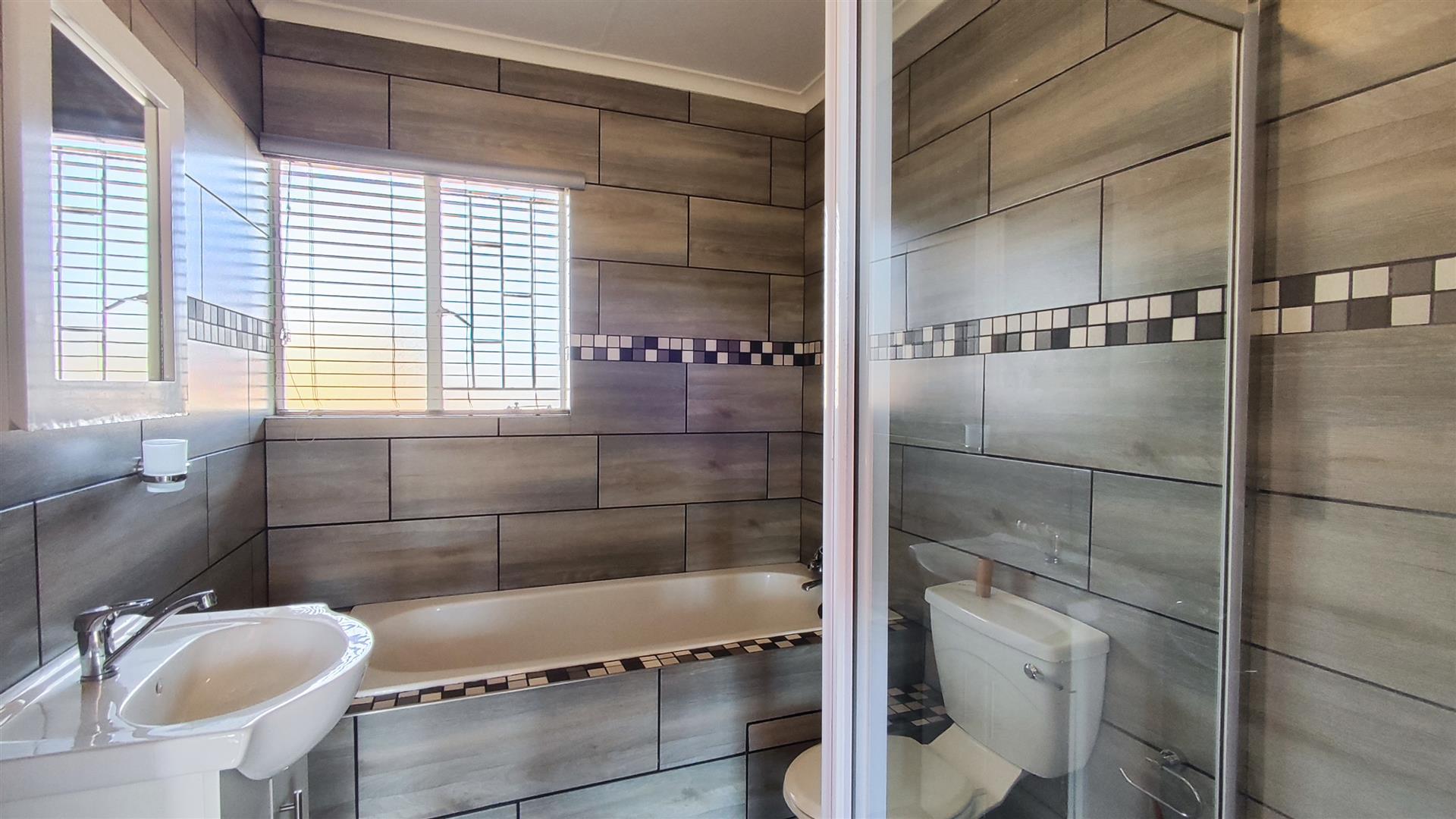 Bathroom 1 - 6 square meters of property in Bardene