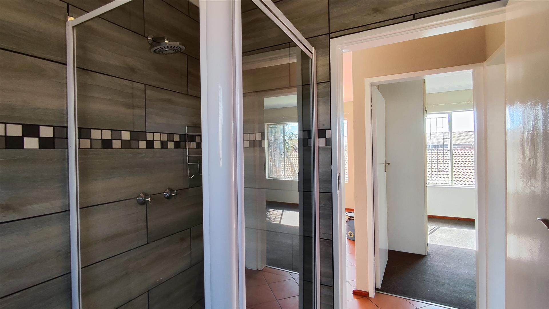 Bathroom 1 - 6 square meters of property in Bardene