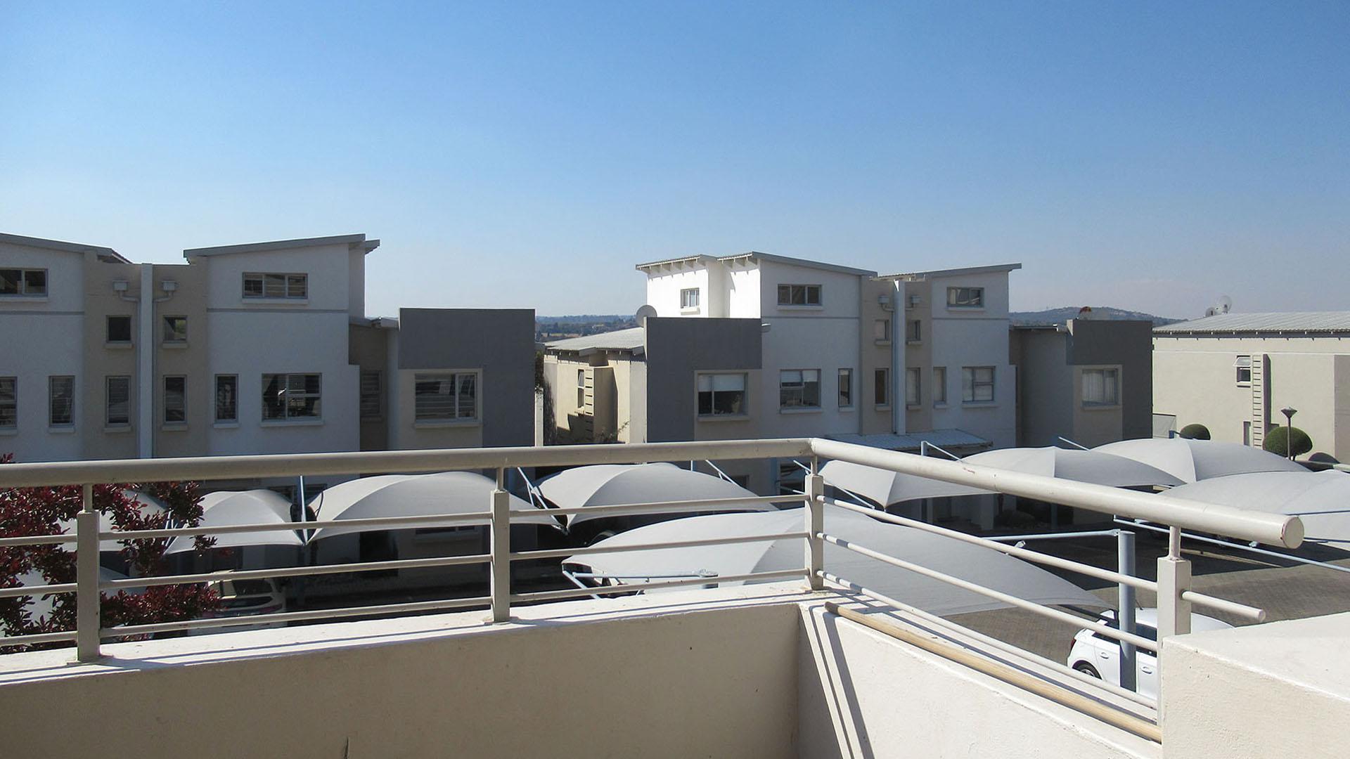 Balcony - 9 square meters of property in Fourways