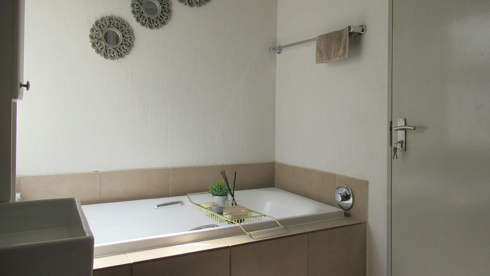 Bathroom 1 - 6 square meters of property in Fourways