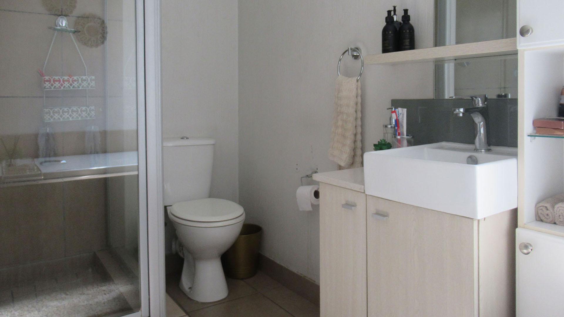Bathroom 1 - 6 square meters of property in Fourways