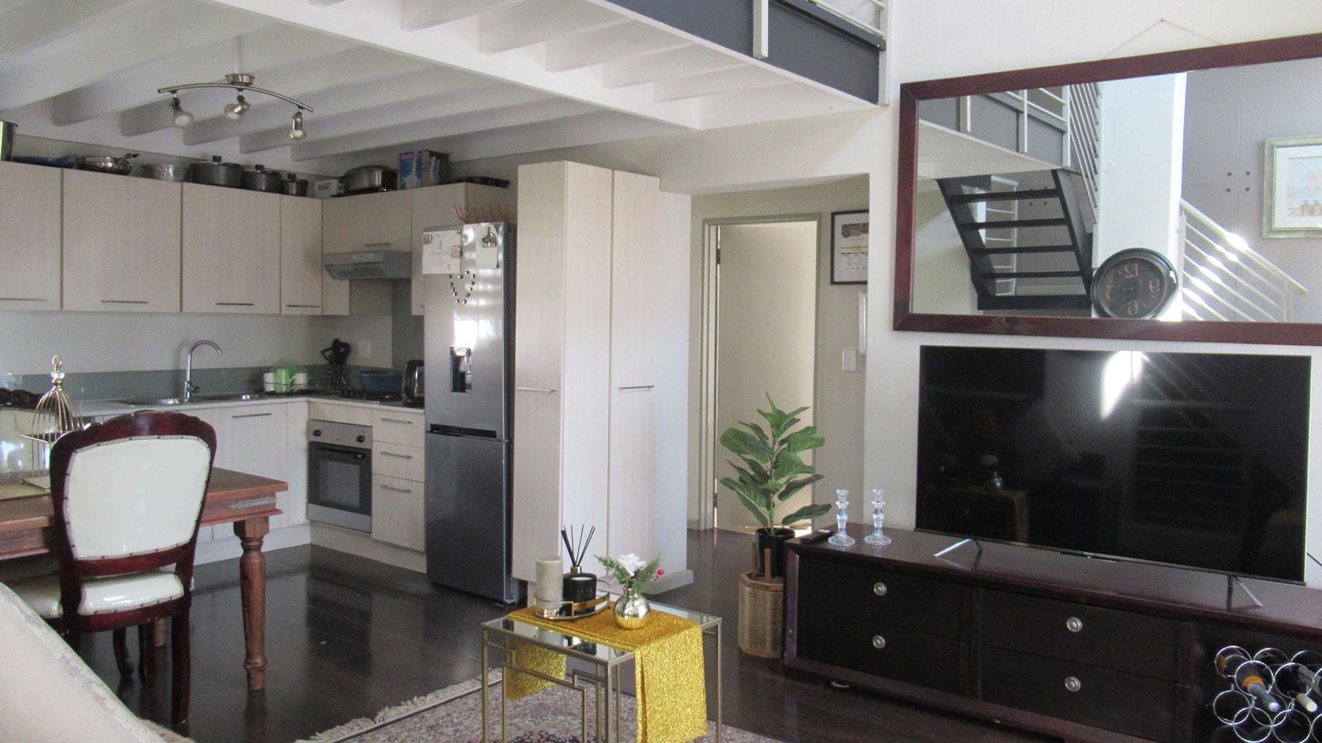 Lounges - 14 square meters of property in Fourways