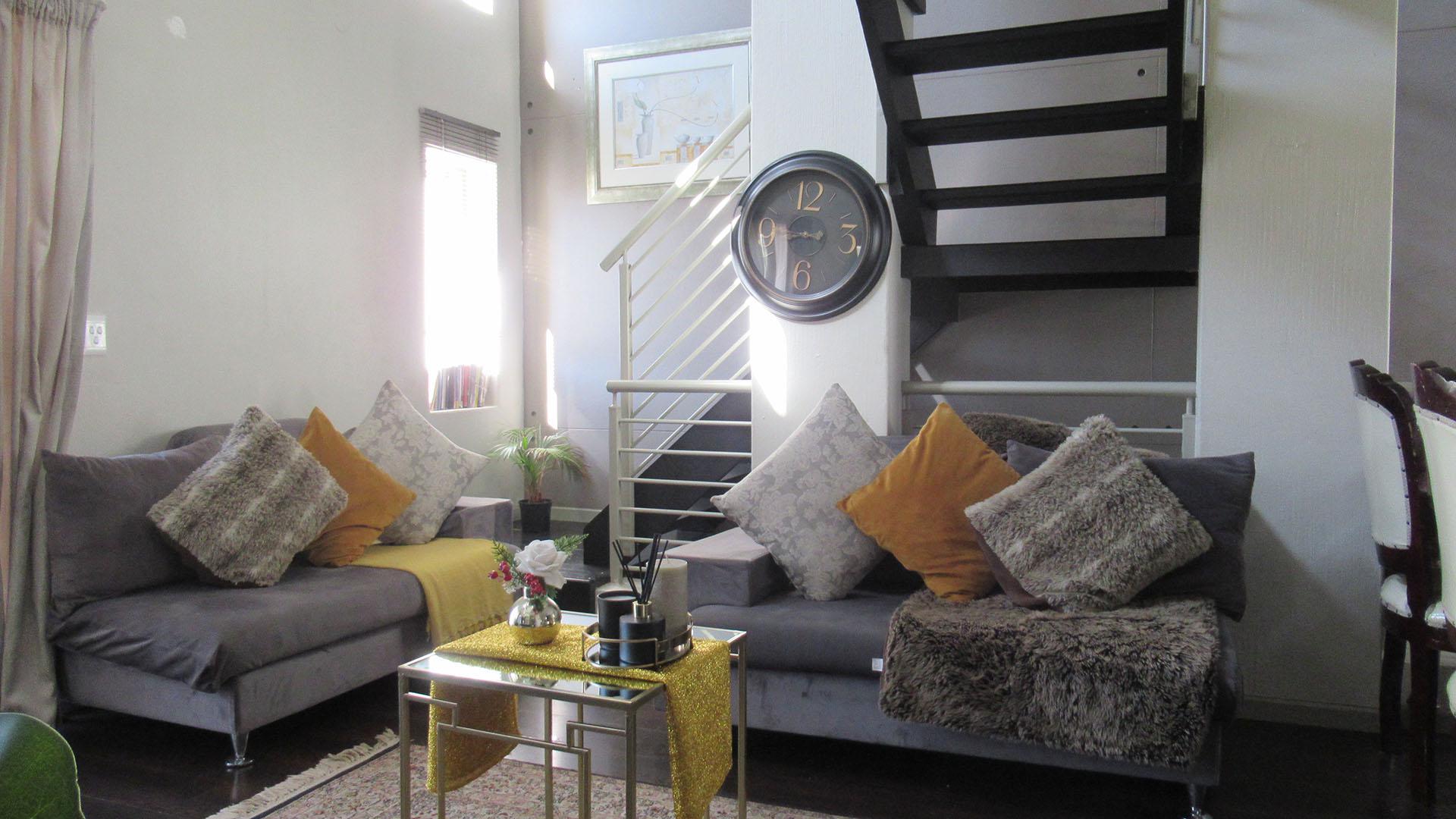 Lounges - 14 square meters of property in Fourways