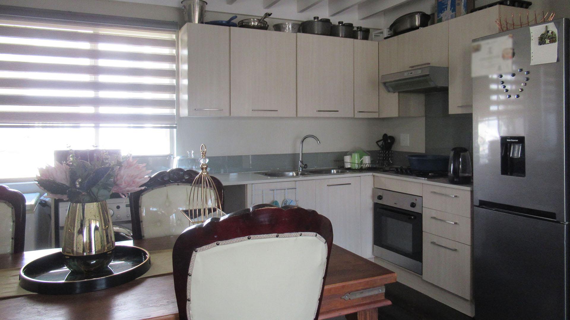 Kitchen - 14 square meters of property in Fourways