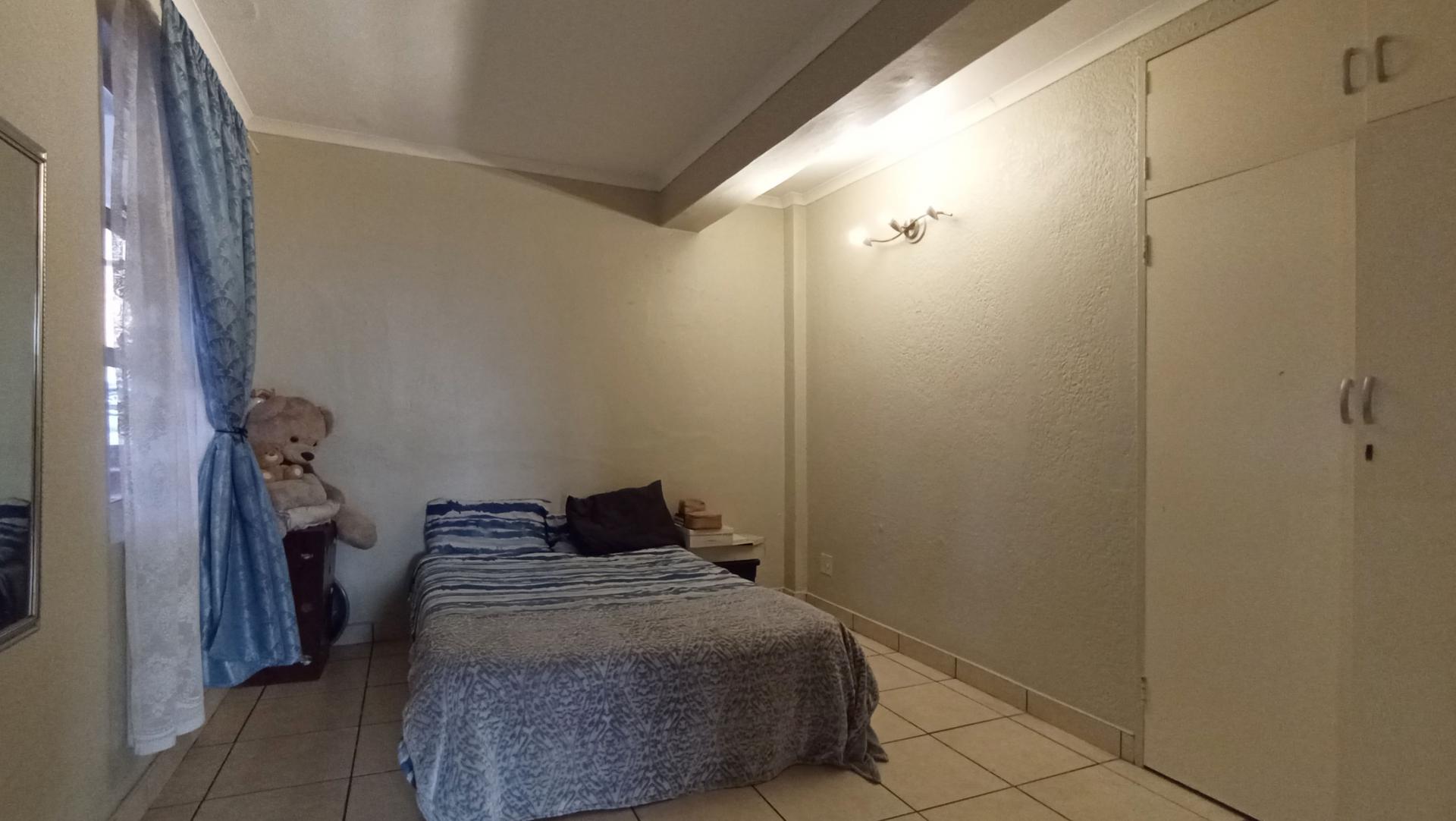 Bed Room 1 - 17 square meters of property in Randburg