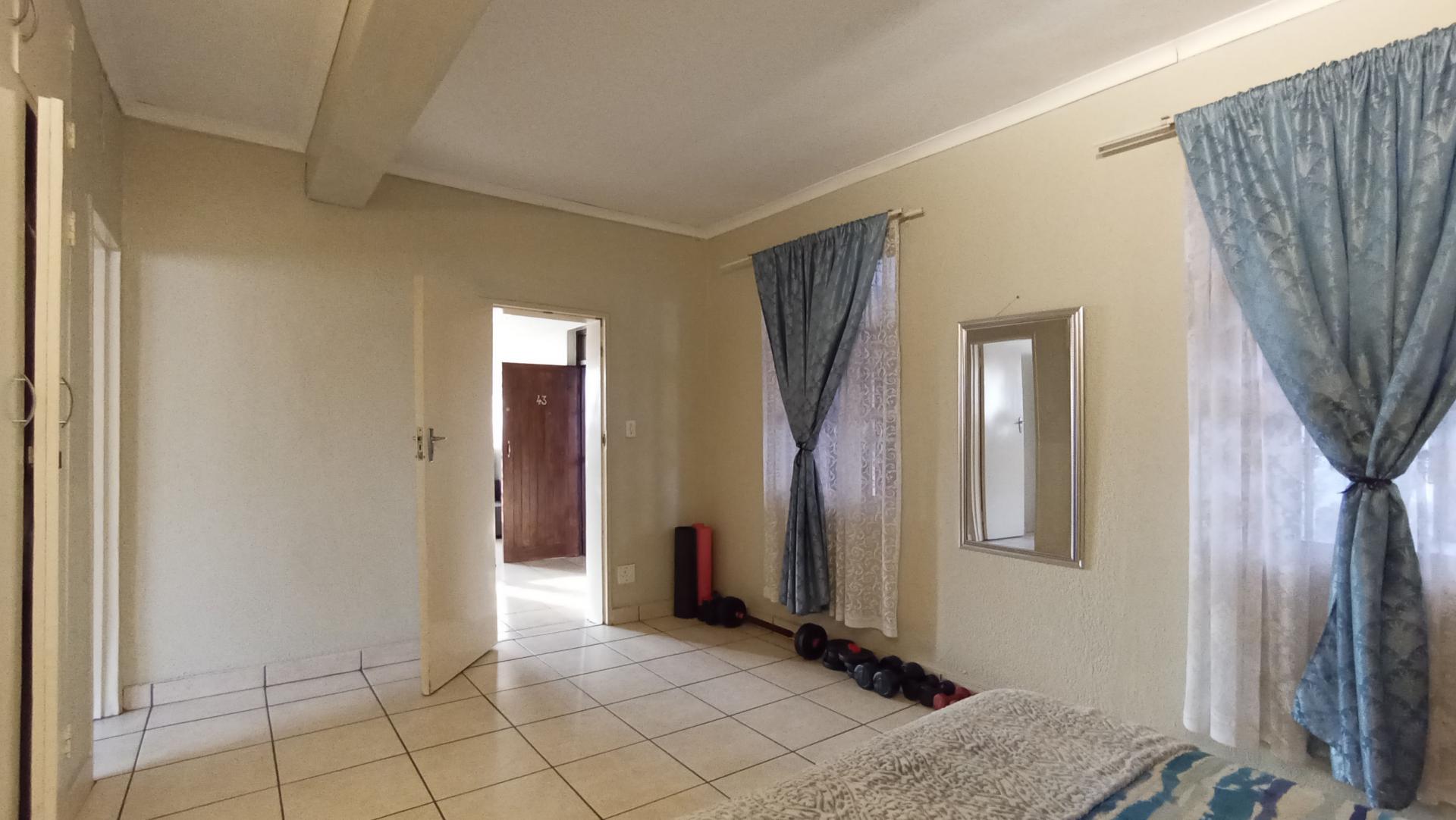 Bed Room 1 - 17 square meters of property in Randburg