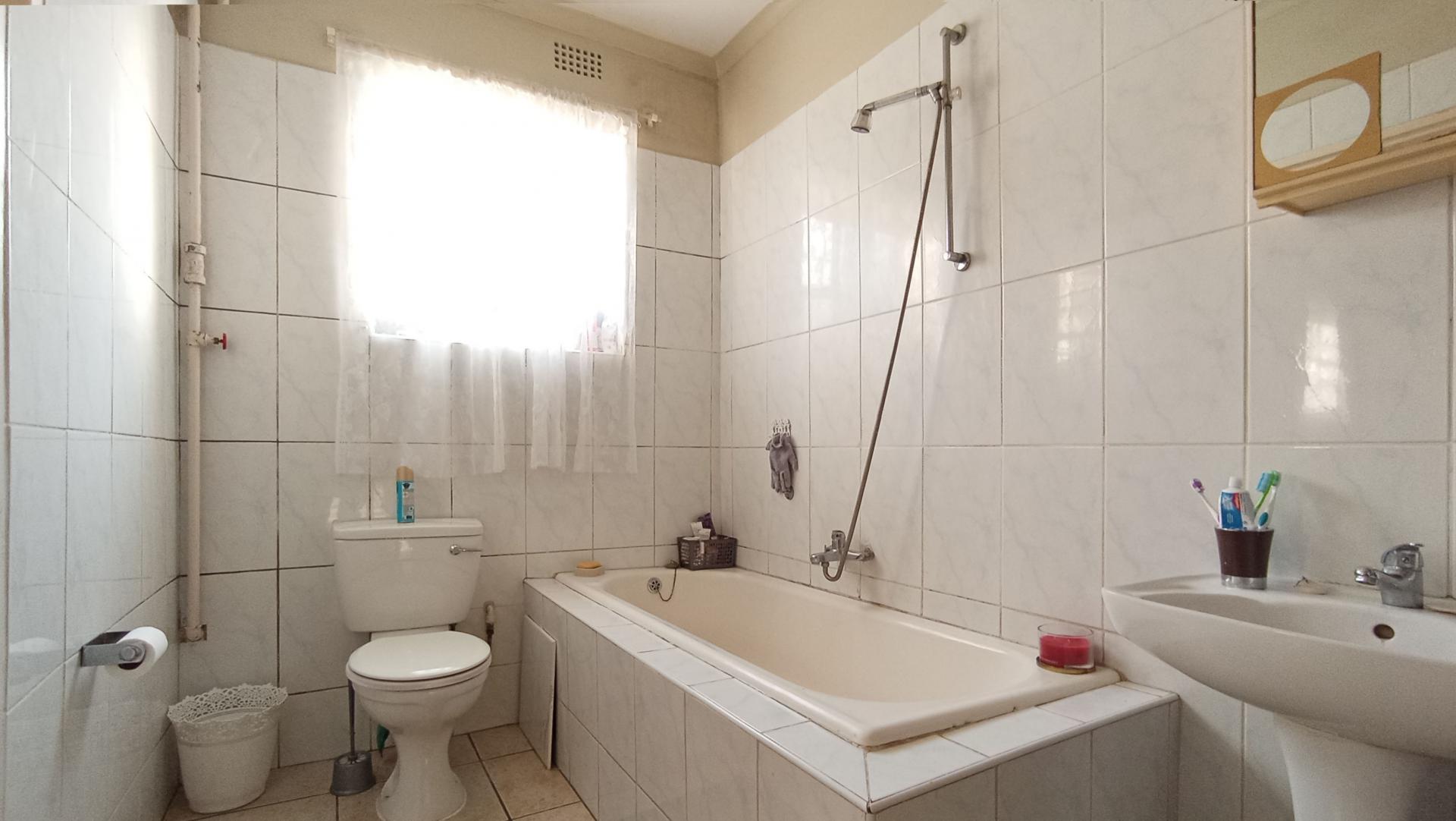 Bathroom 1 - 7 square meters of property in Randburg