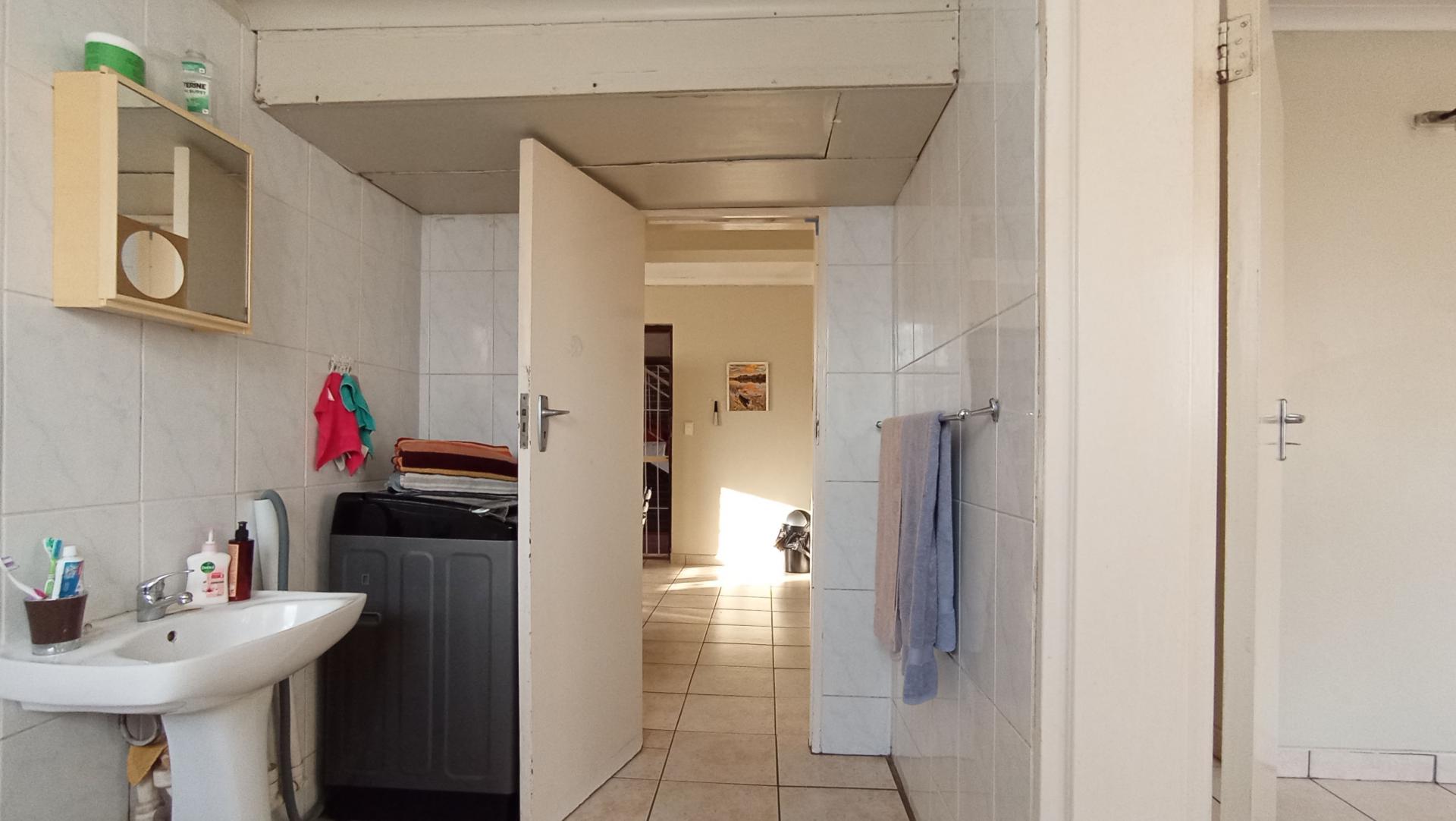 Bathroom 1 - 7 square meters of property in Randburg