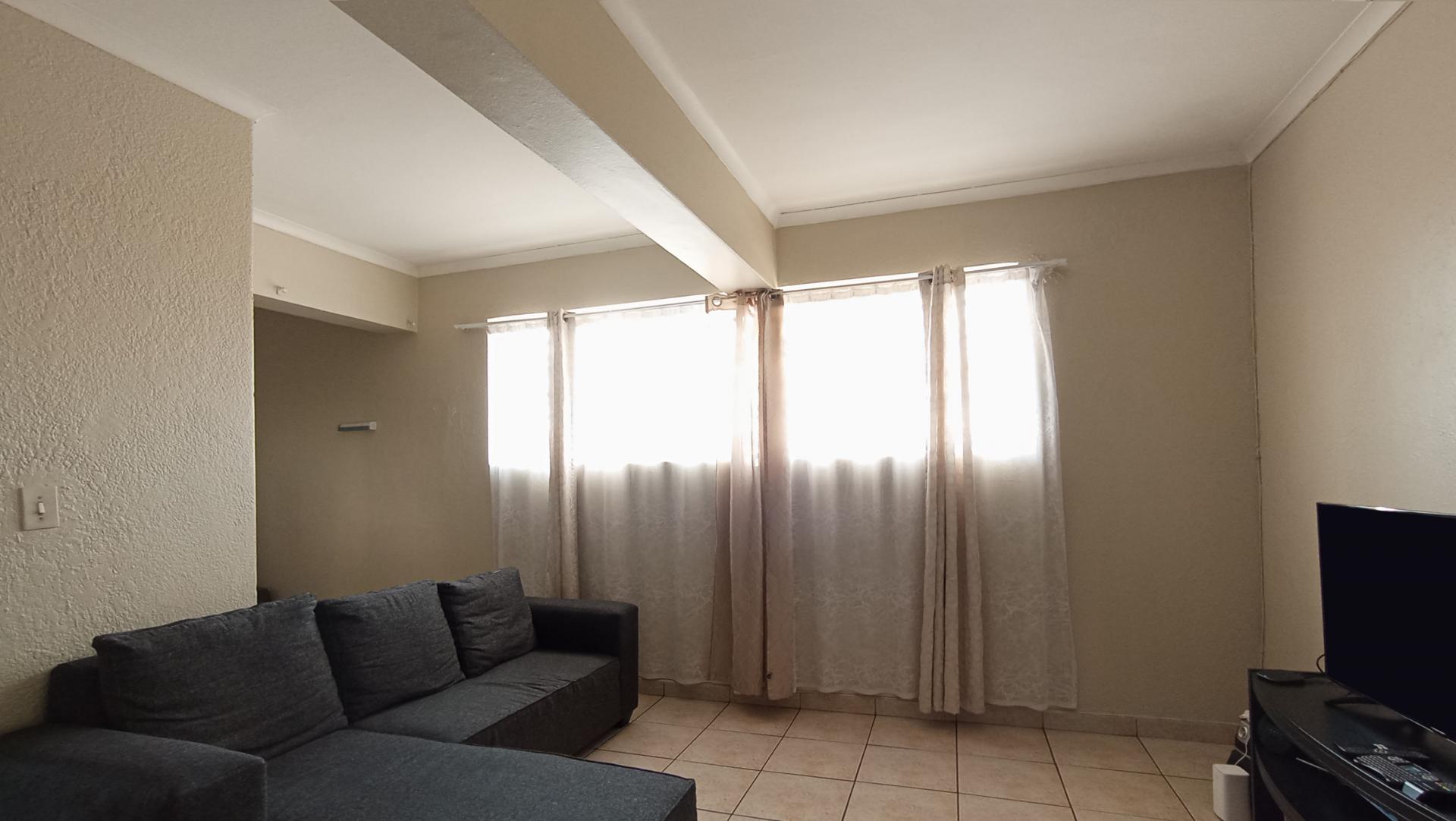 Lounges - 17 square meters of property in Randburg