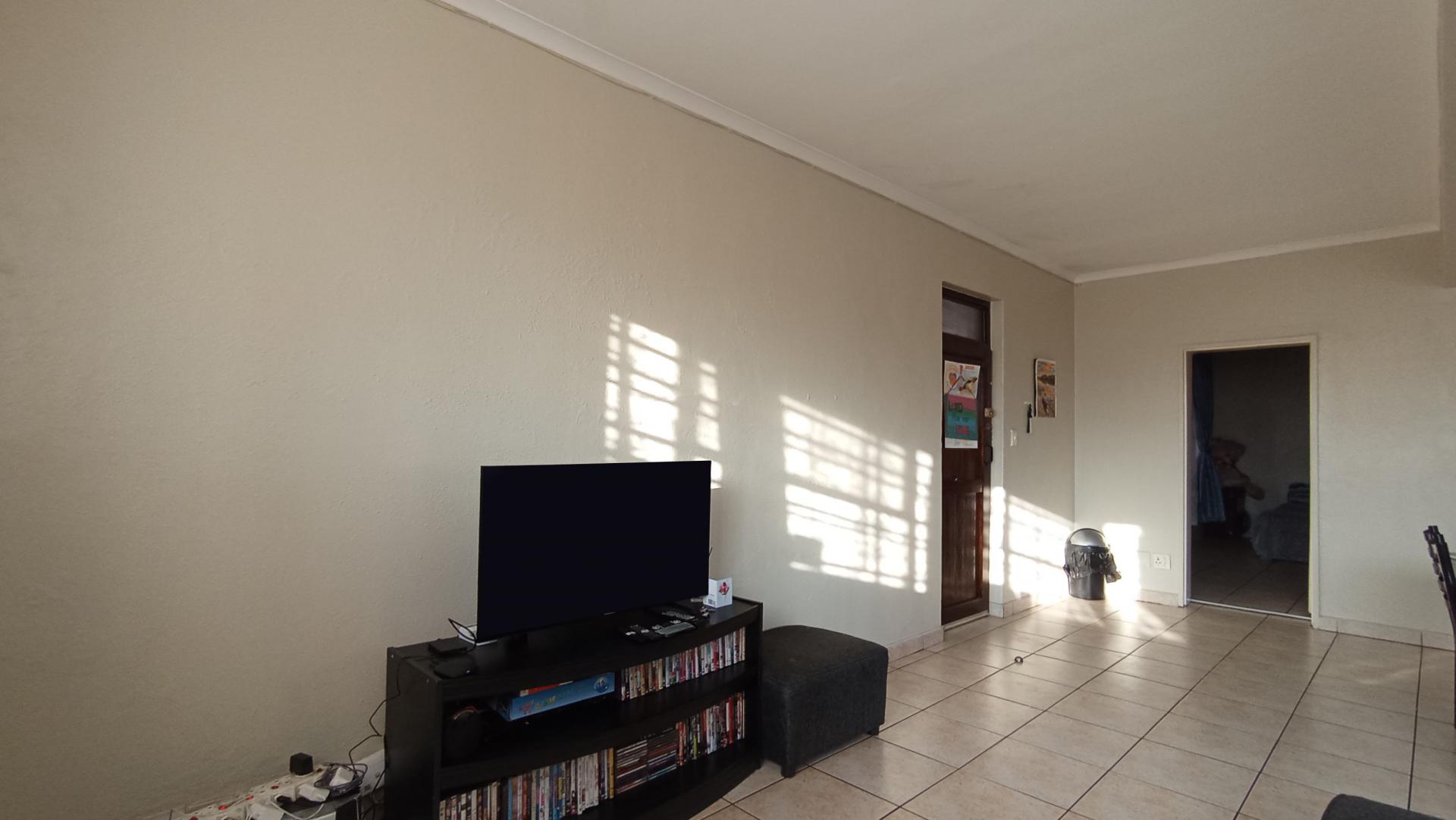 Lounges - 17 square meters of property in Randburg