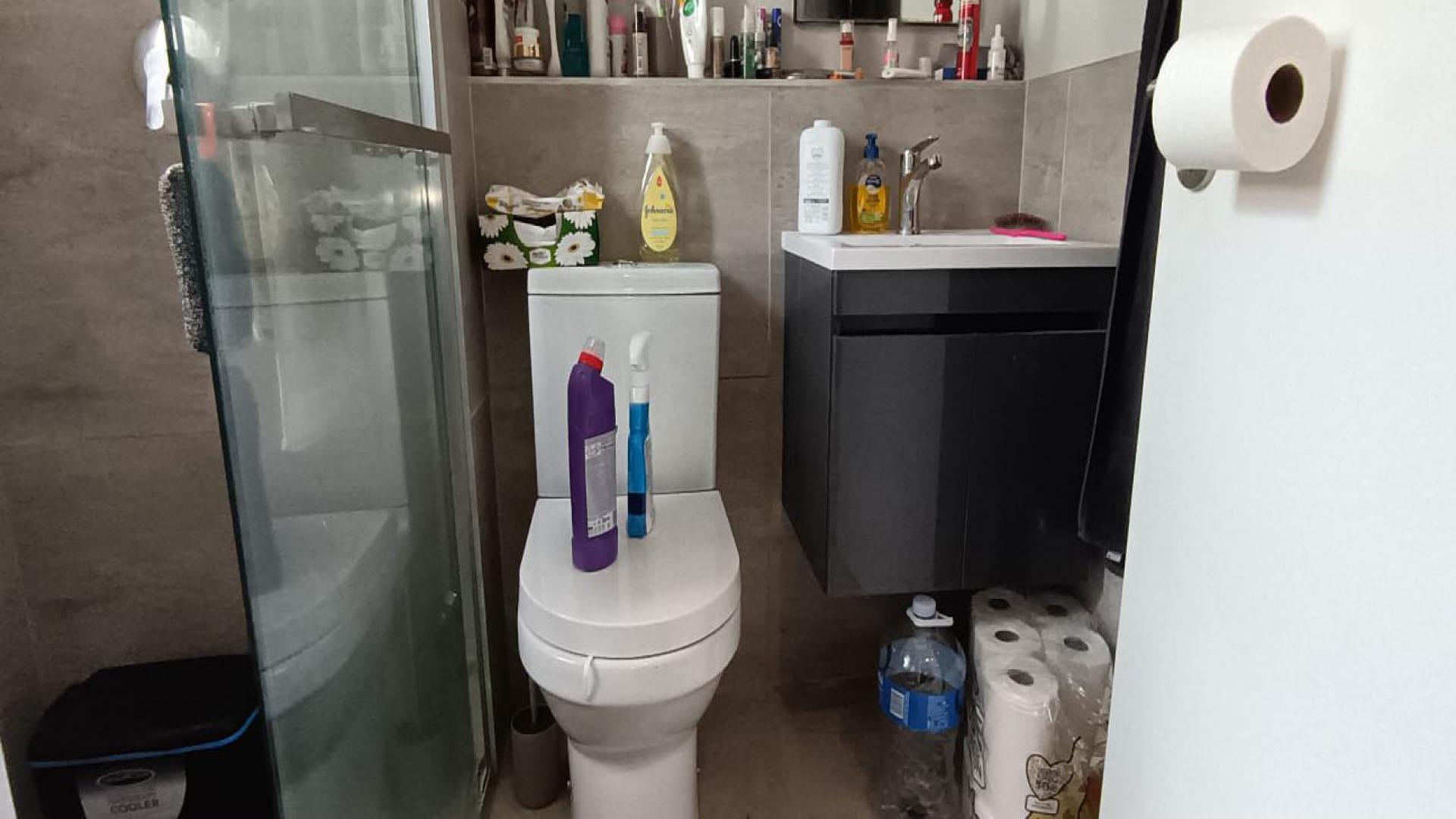 Bathroom 1 of property in Pinelands