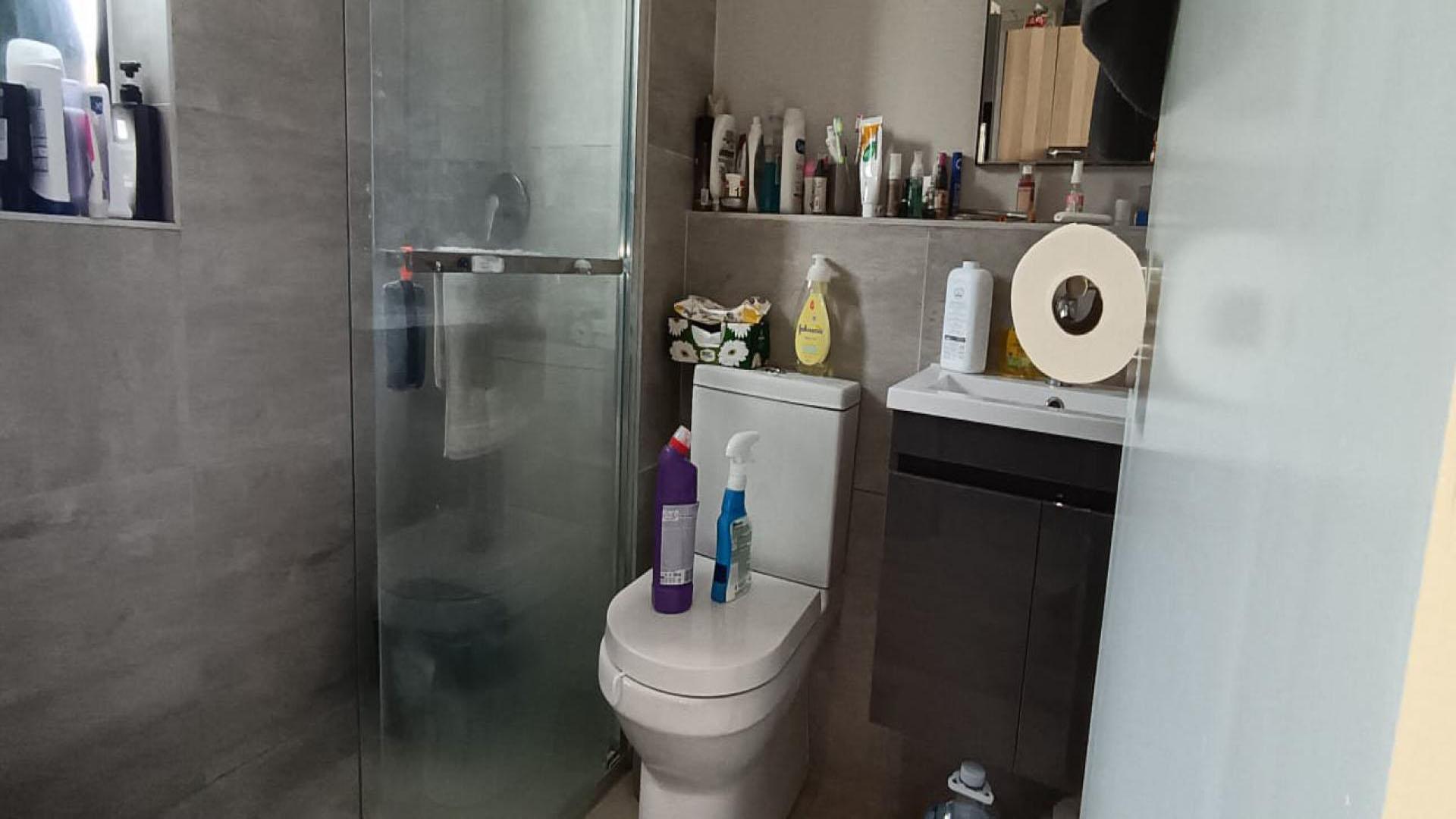 Bathroom 1 of property in Pinelands