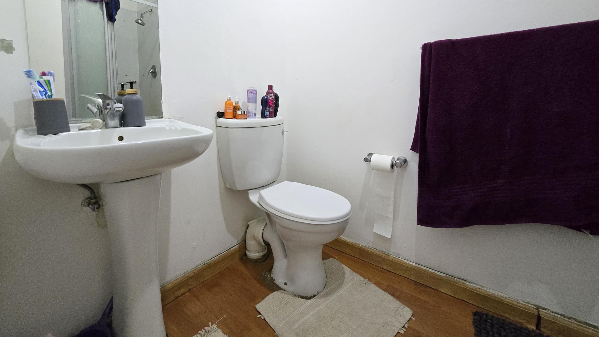 Bathroom 1 of property in Marshallstown