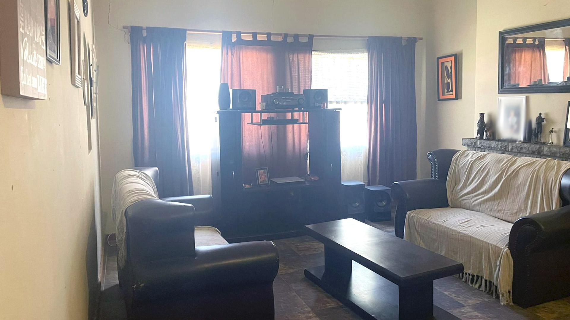 Lounges of property in Adelaide
