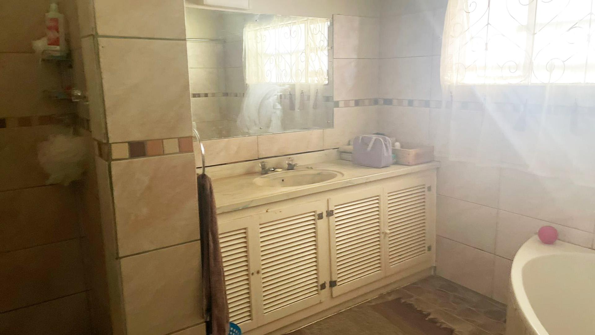 Bathroom 1 of property in Adelaide