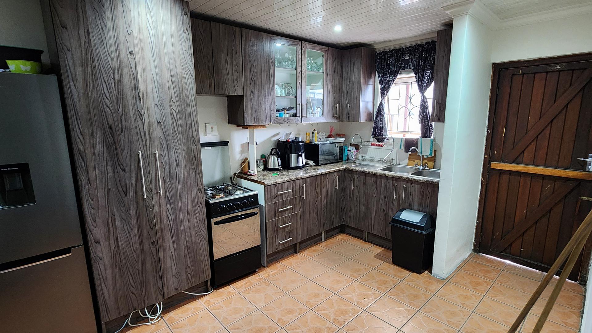 Kitchen of property in Lentegeur