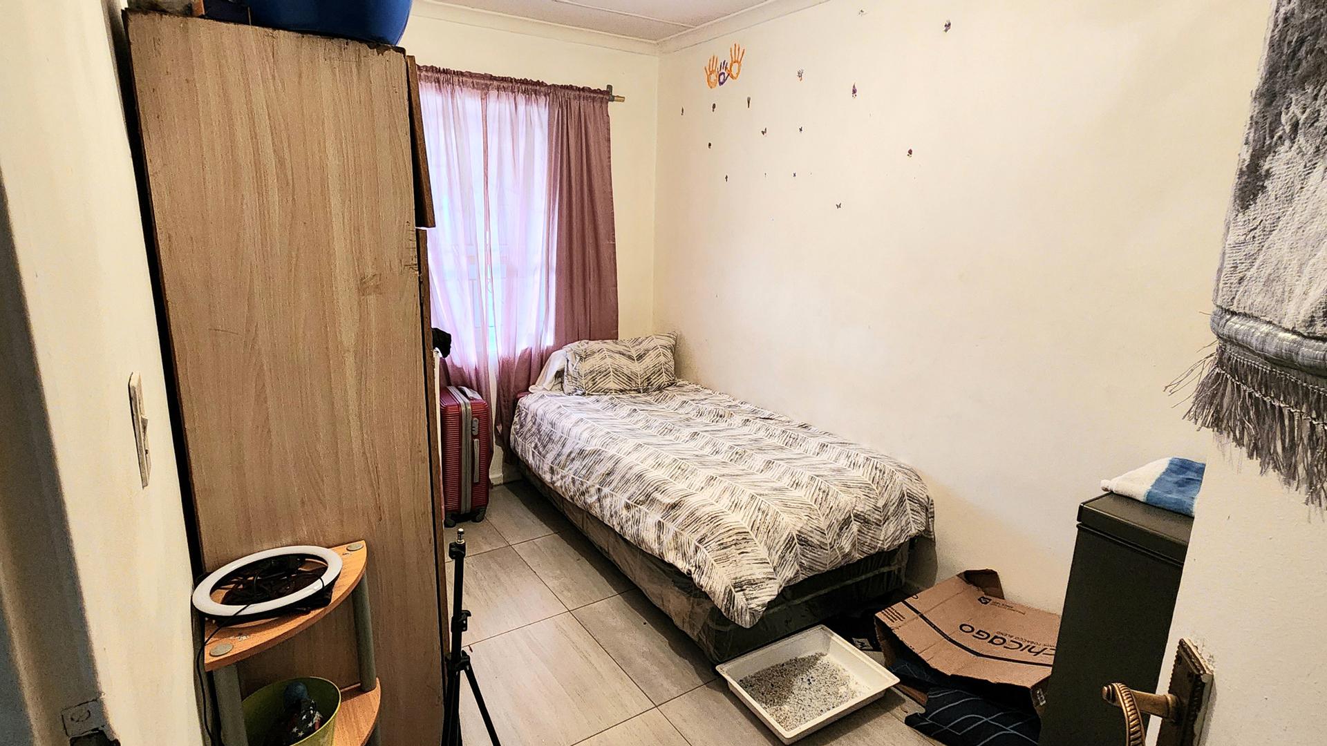 Bed Room 1 of property in Lentegeur