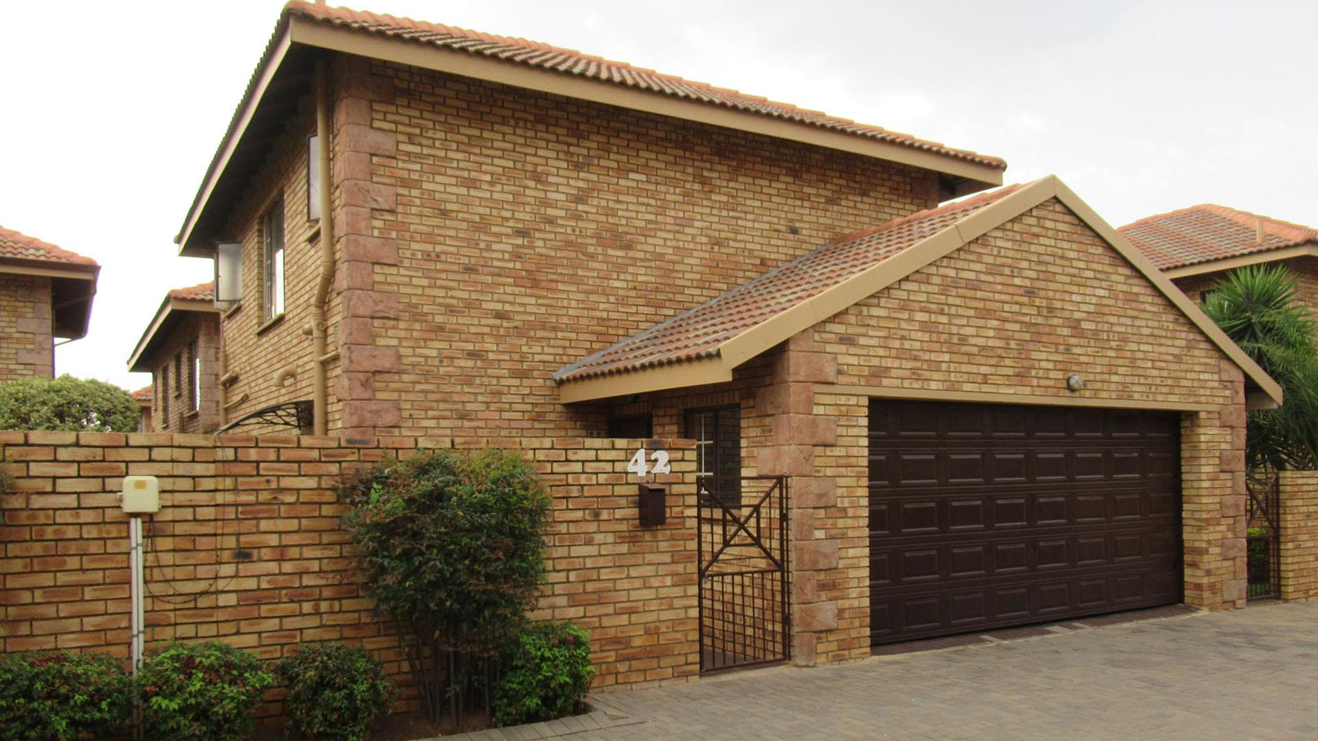 Front View of property in Willowbrook