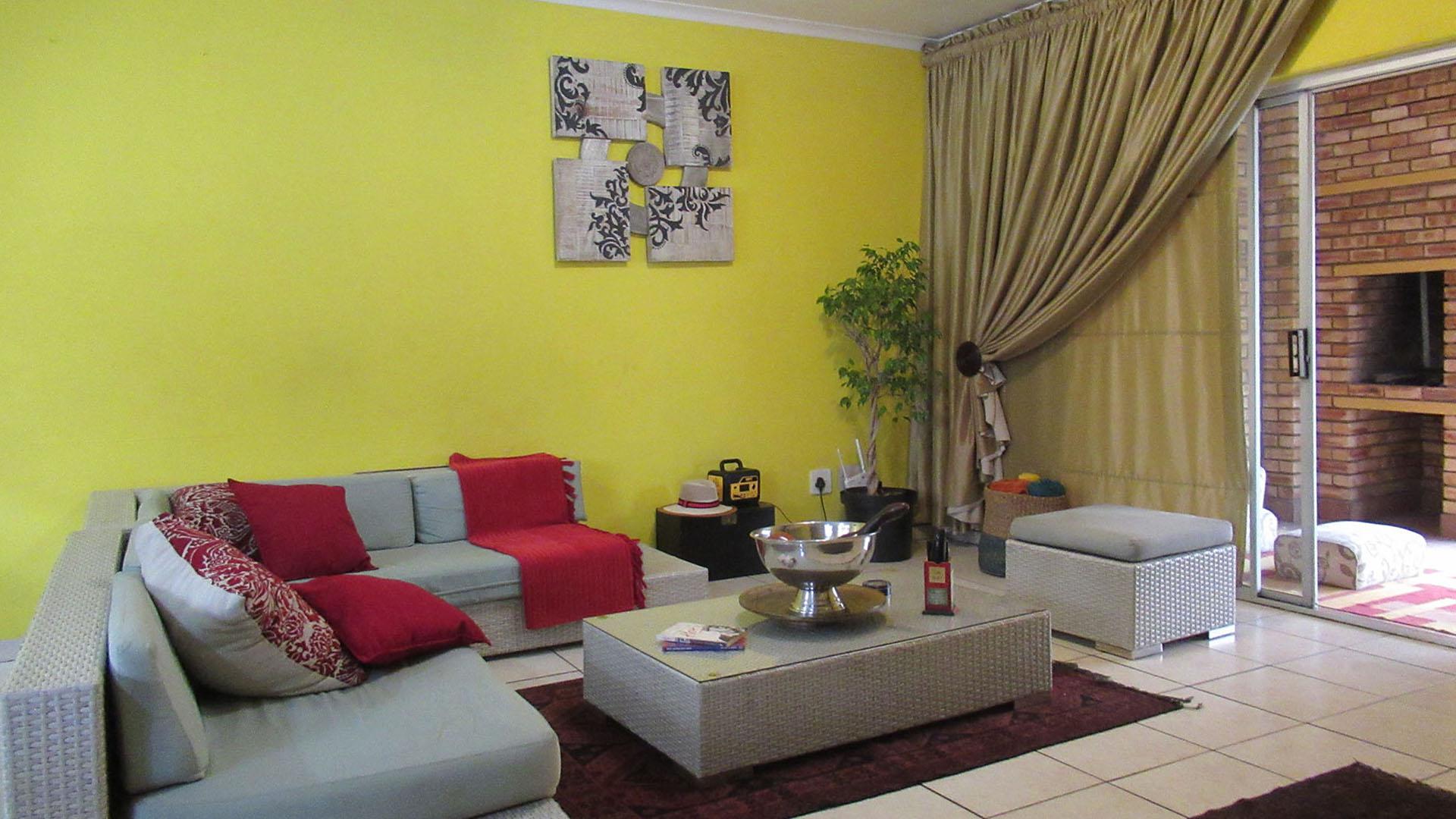 Lounges - 14 square meters of property in Willowbrook