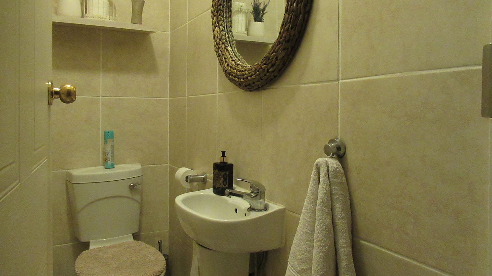 Bathroom 1 - 2 square meters of property in Willowbrook