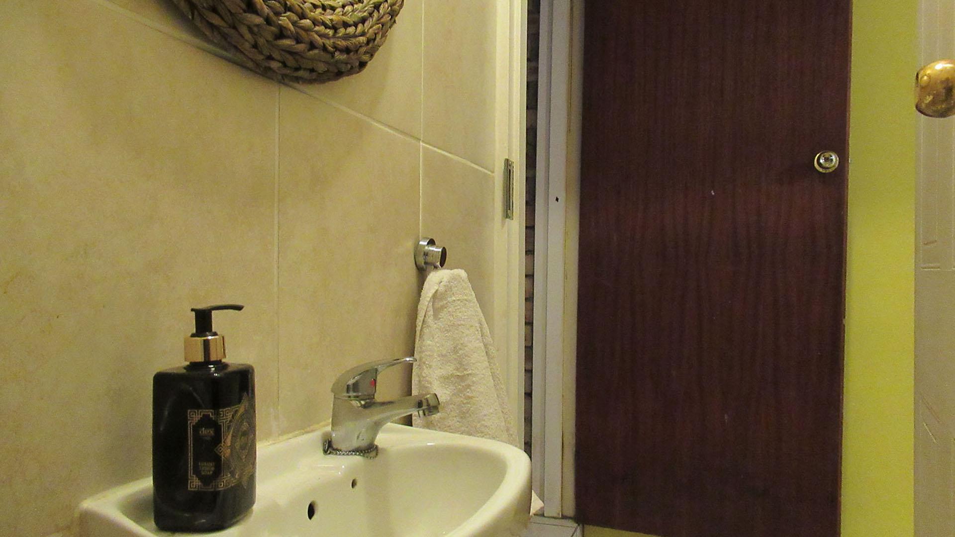 Bathroom 1 - 2 square meters of property in Willowbrook
