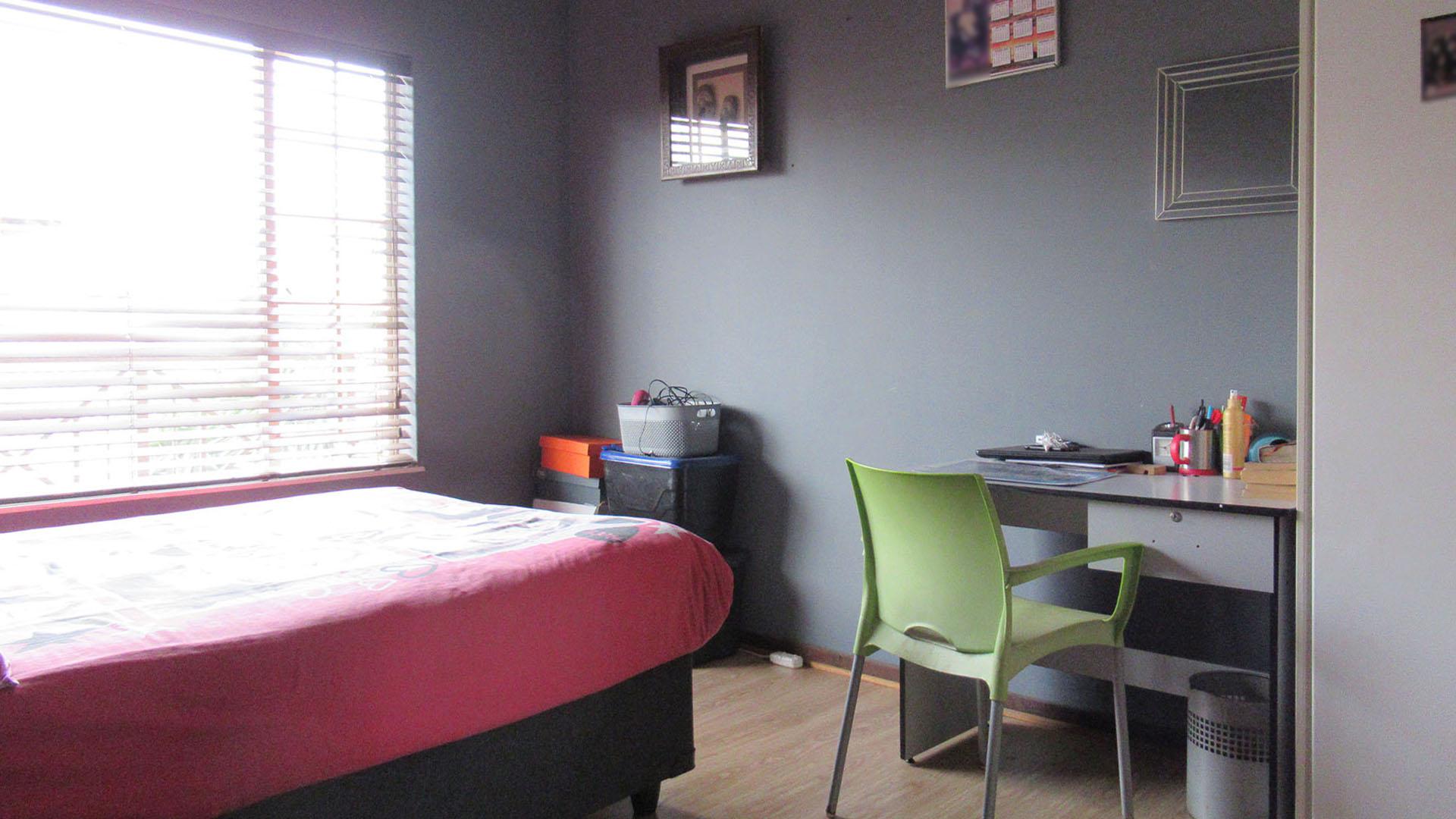 Bed Room 1 - 13 square meters of property in Willowbrook