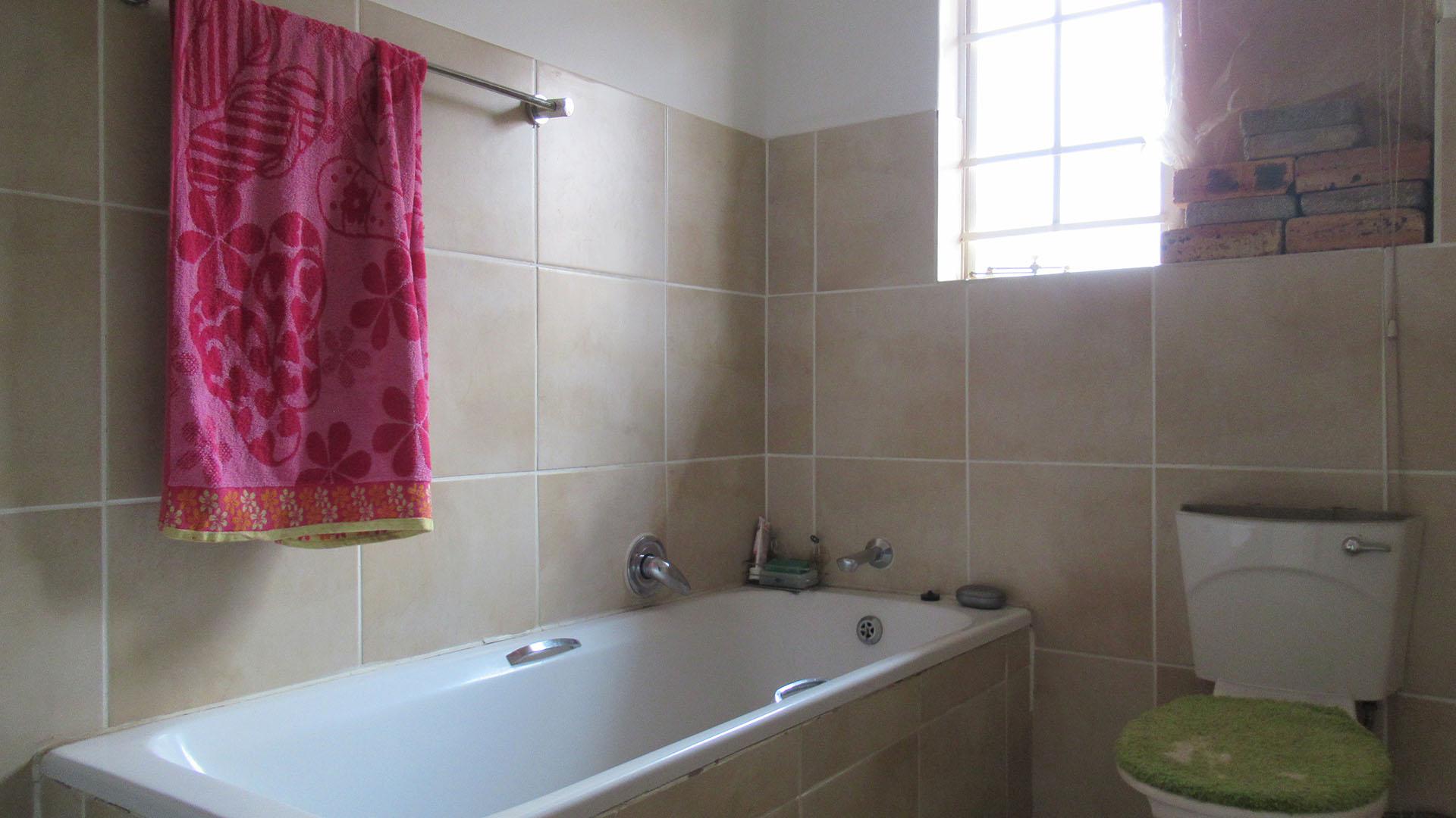 Bathroom 2 - 4 square meters of property in Willowbrook