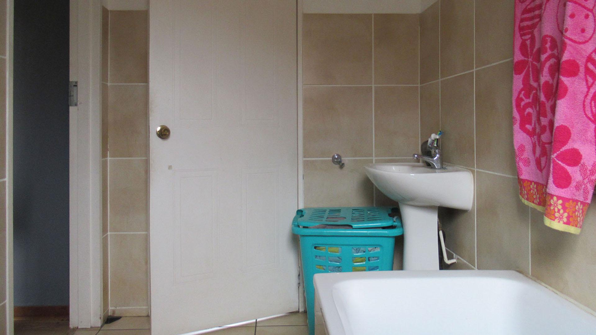 Bathroom 2 - 4 square meters of property in Willowbrook