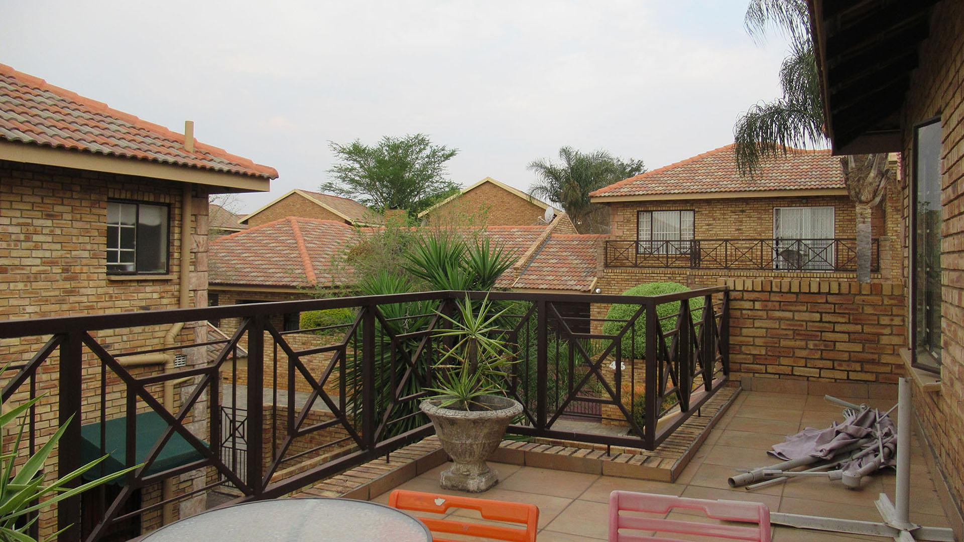 Balcony - 19 square meters of property in Willowbrook