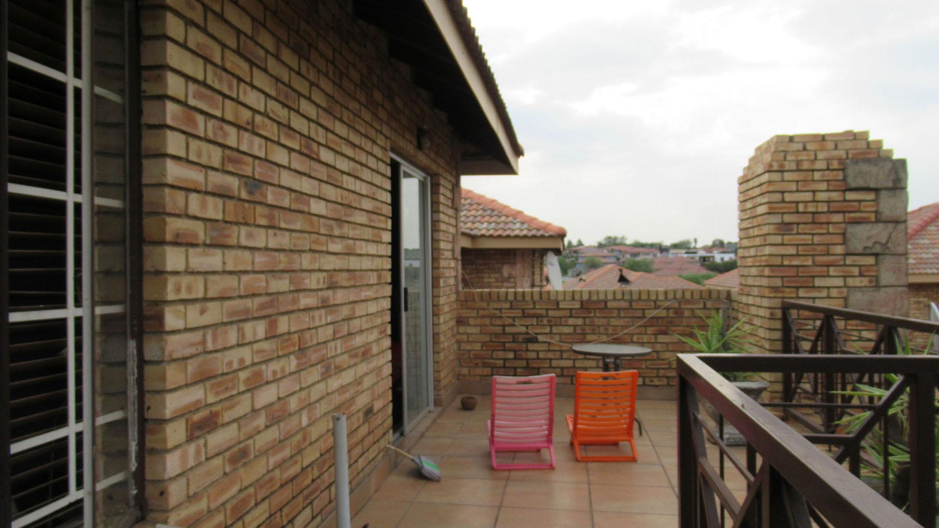 Balcony - 19 square meters of property in Willowbrook