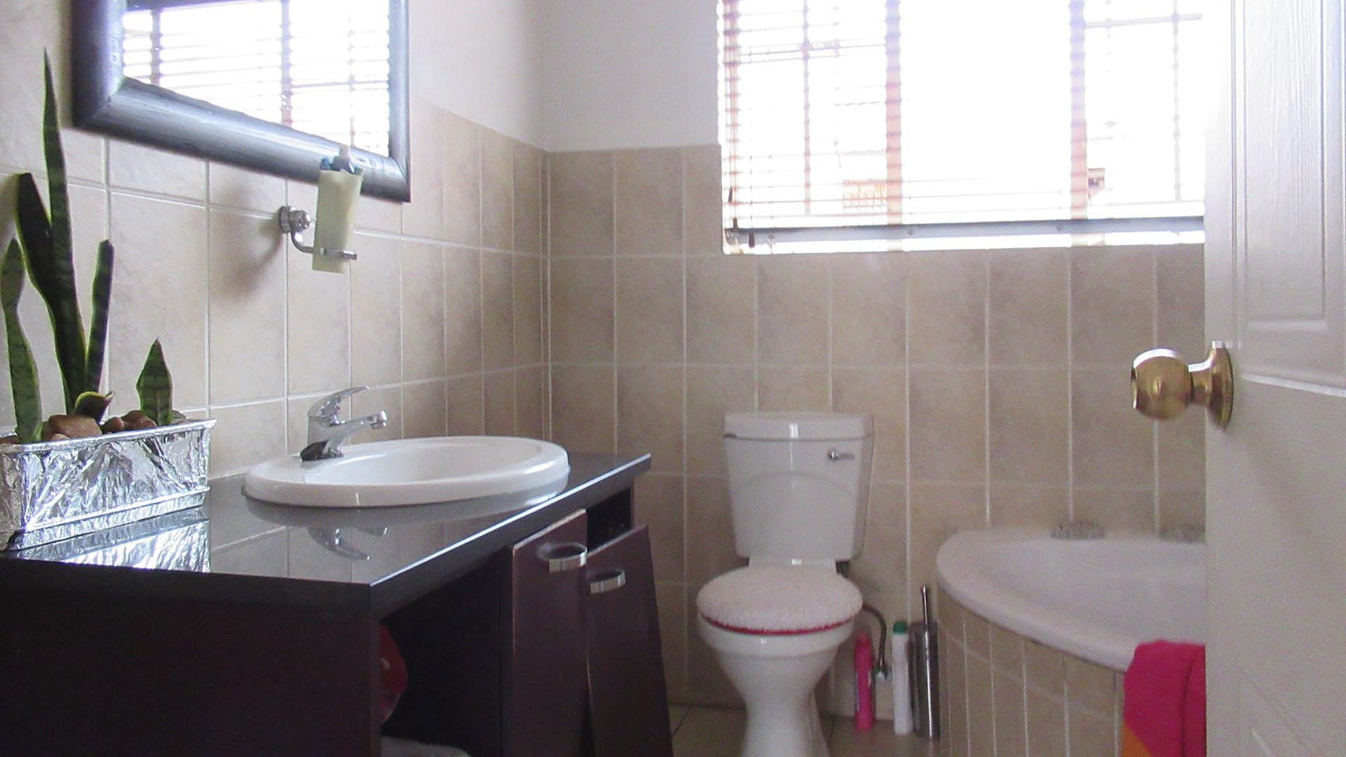 Main Bathroom - 6 square meters of property in Willowbrook