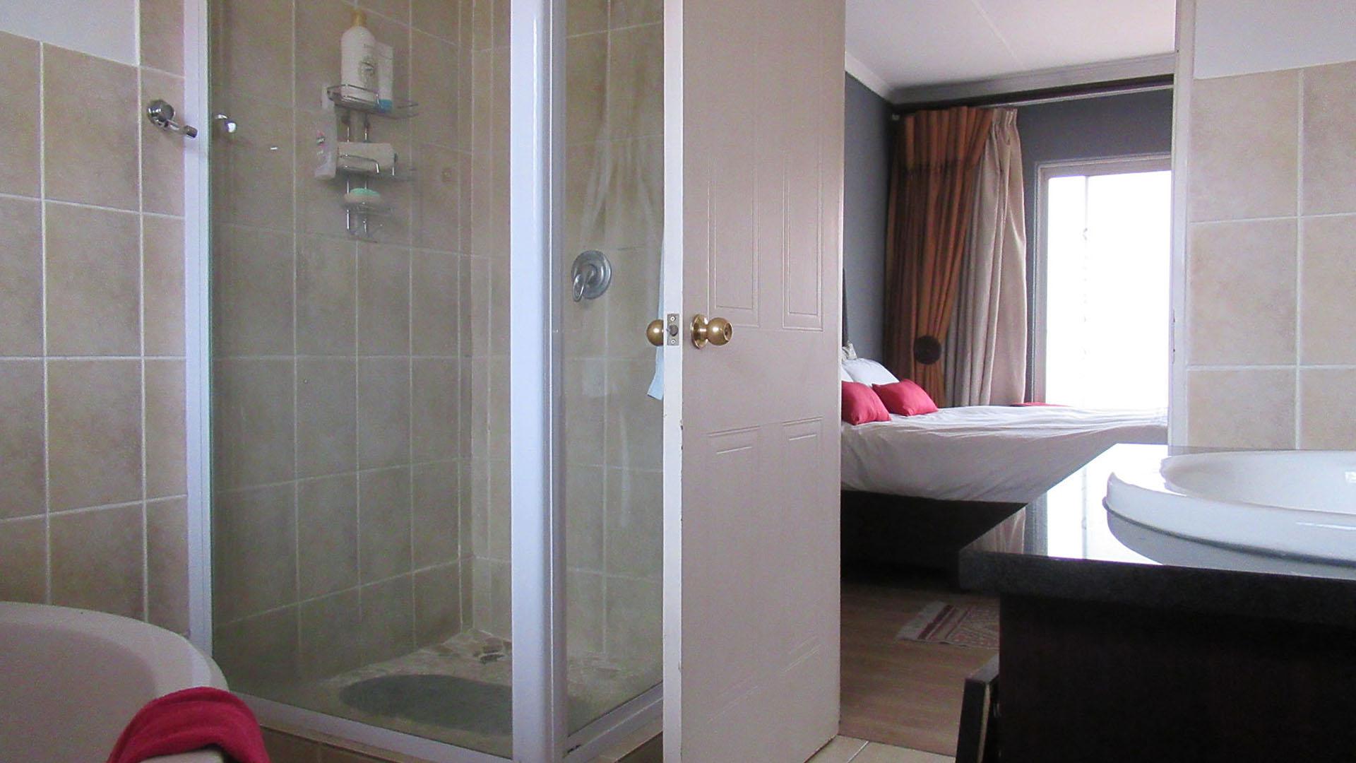 Main Bathroom - 6 square meters of property in Willowbrook