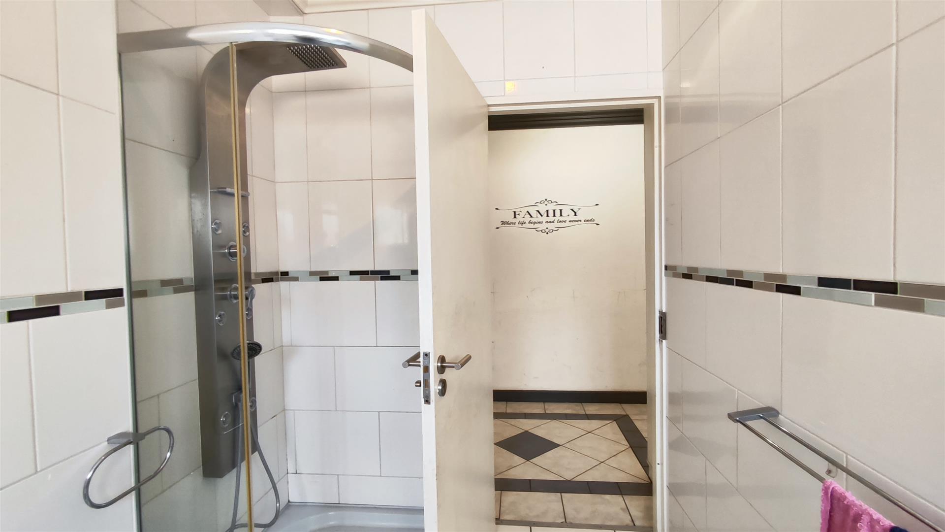 Bathroom 1 - 13 square meters of property in Primrose