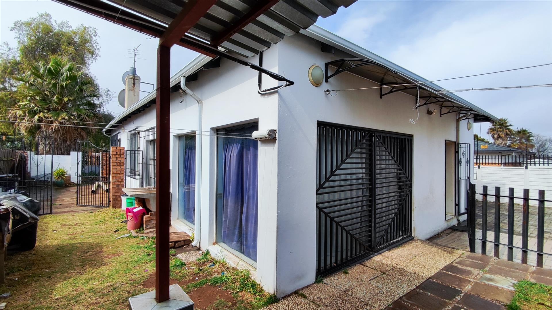 Front View of property in Primrose