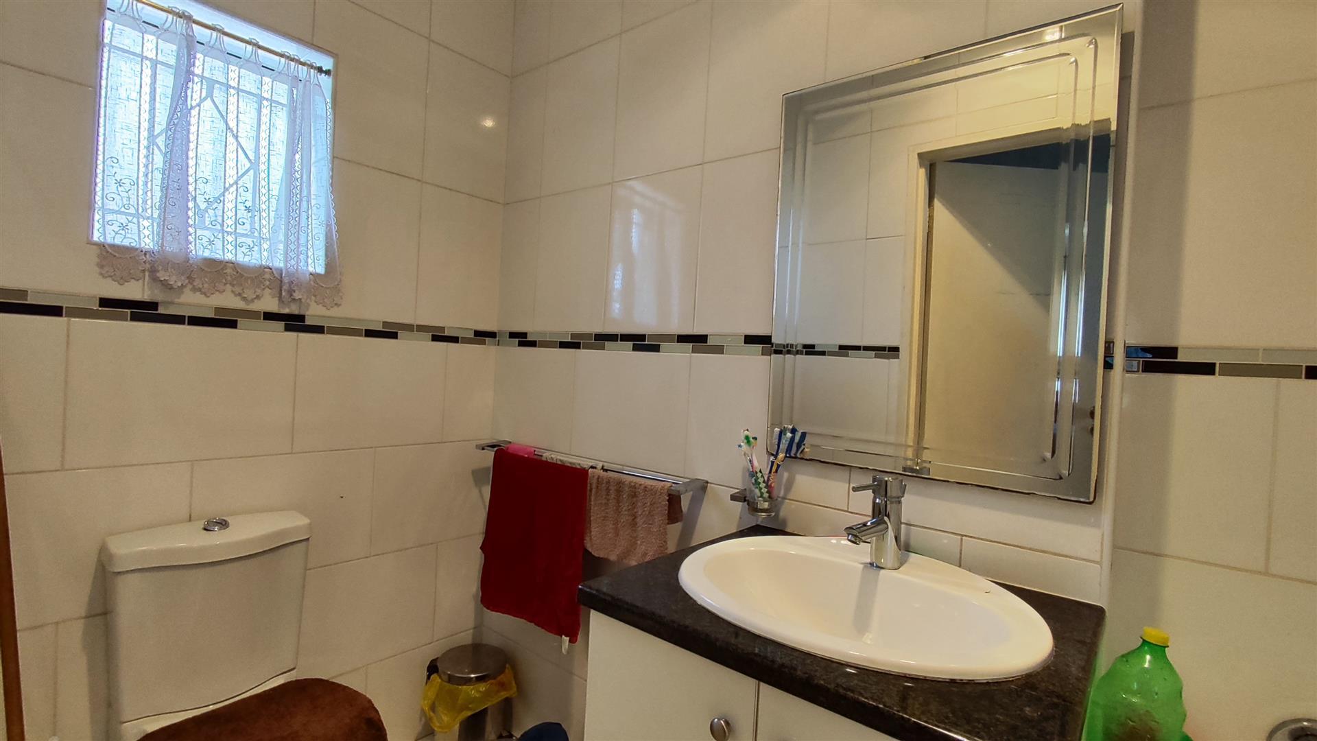 Main Bathroom - 5 square meters of property in Primrose