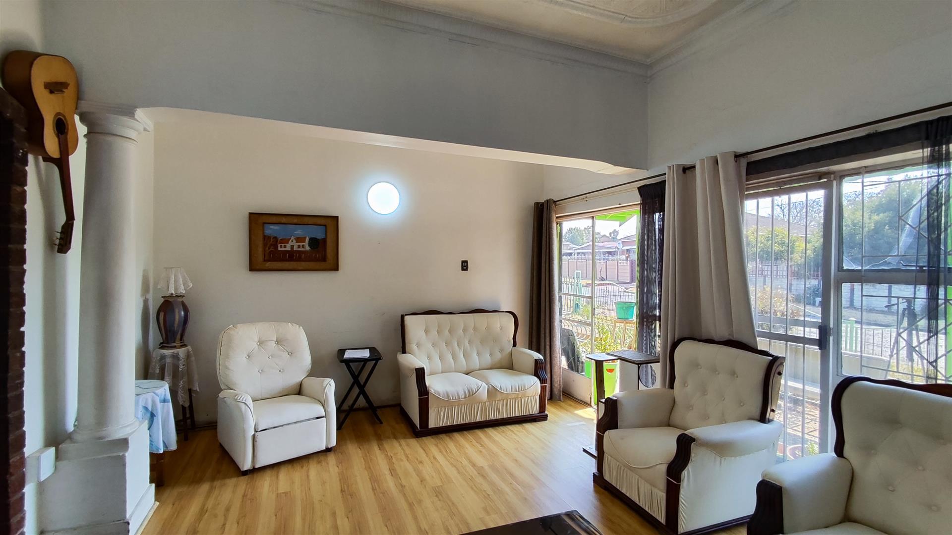 Lounges - 29 square meters of property in Brakpan
