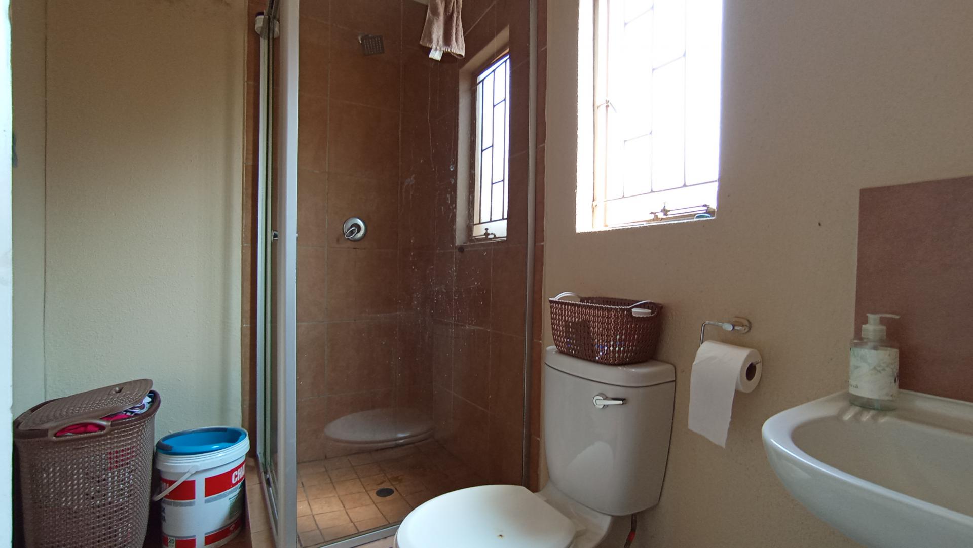 Main Bathroom - 5 square meters of property in Watervalspruit (Midrand)