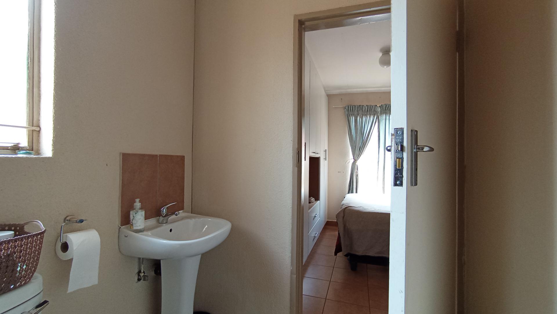 Main Bathroom - 5 square meters of property in Watervalspruit (Midrand)