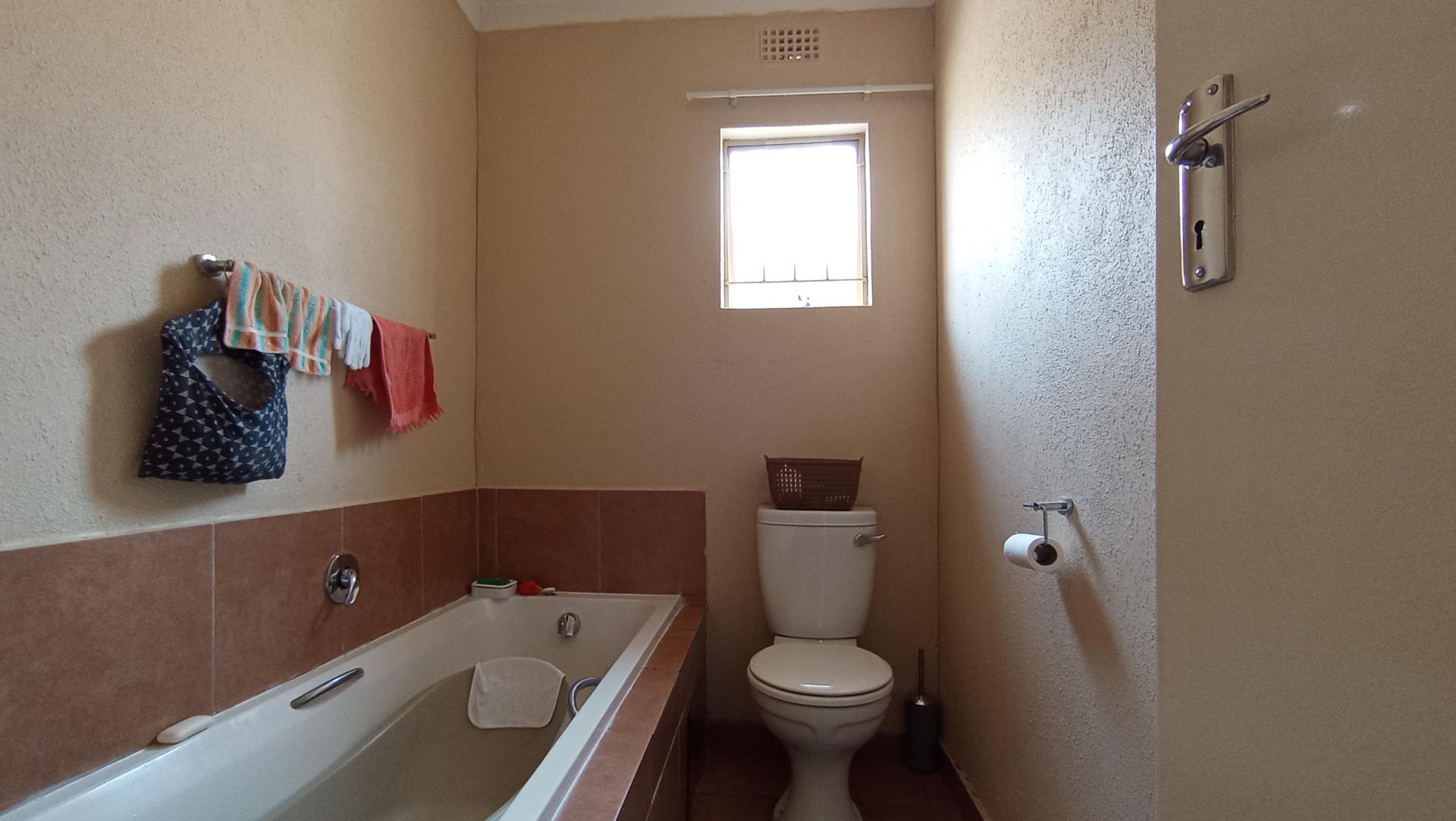 Bathroom 1 - 6 square meters of property in Watervalspruit (Midrand)