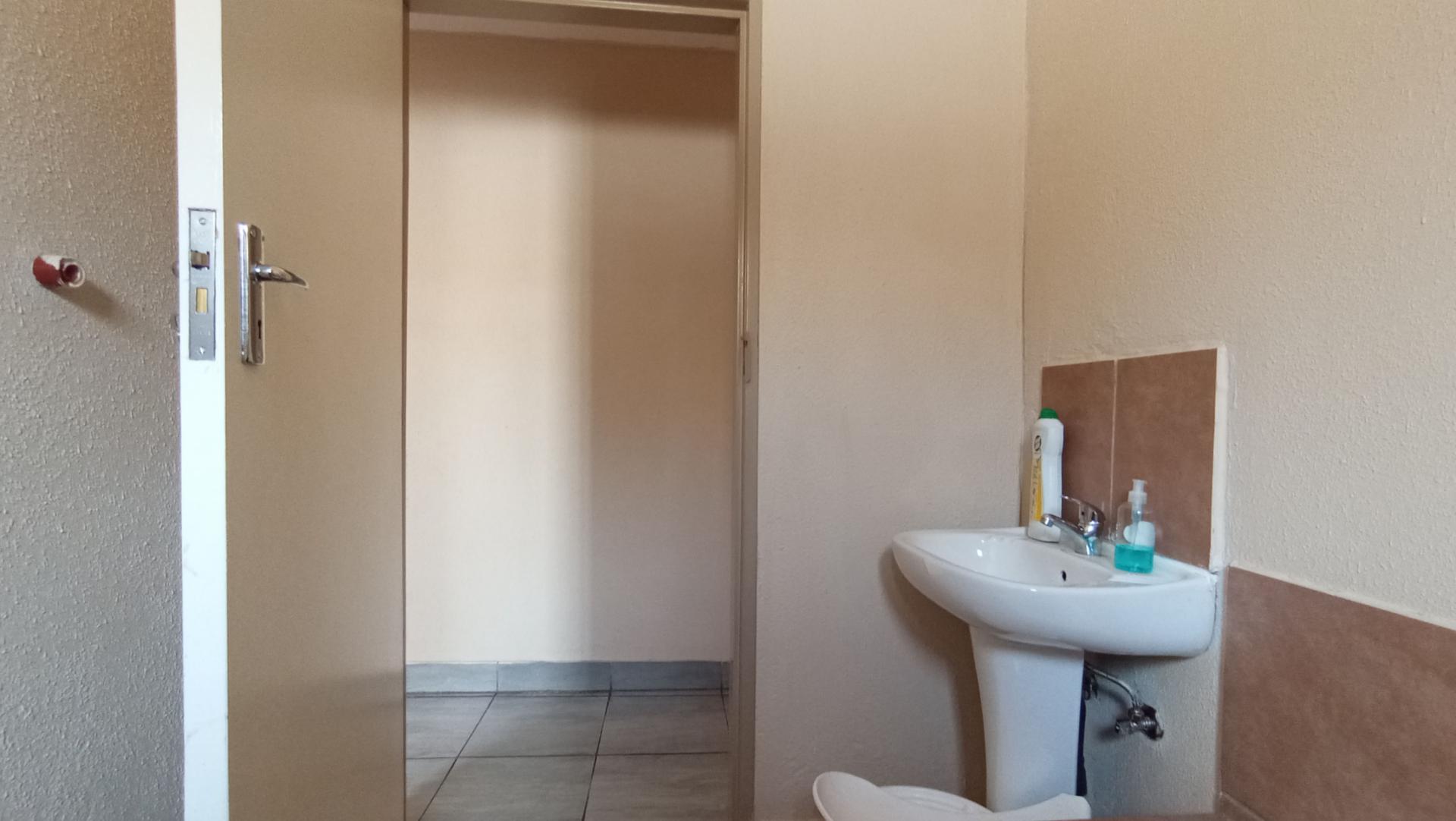 Bathroom 1 - 6 square meters of property in Watervalspruit (Midrand)