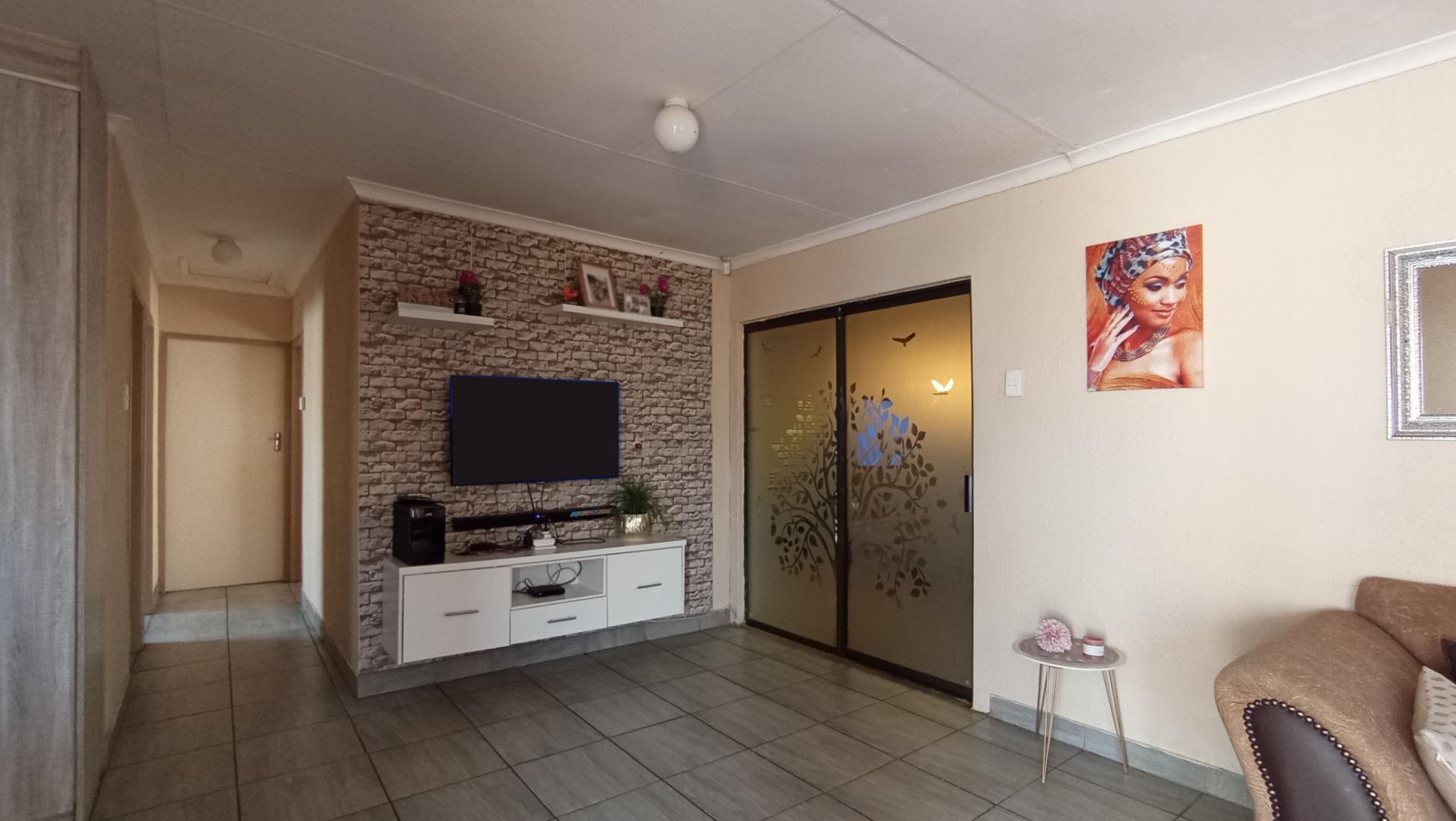 Lounges - 20 square meters of property in Watervalspruit (Midrand)