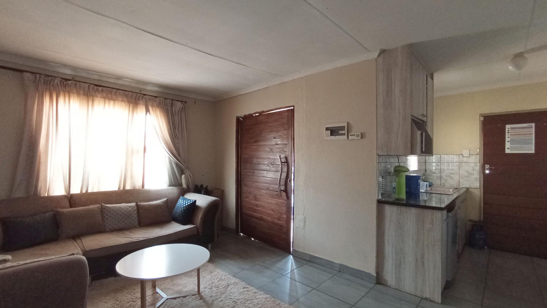 Lounges - 20 square meters of property in Watervalspruit (Midrand)