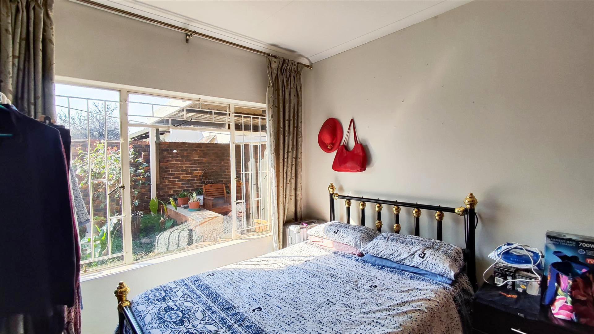 Bed Room 1 - 12 square meters of property in Three Rivers